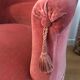Fauteuil crapaud rose tendre en velours avec franges et pampilles