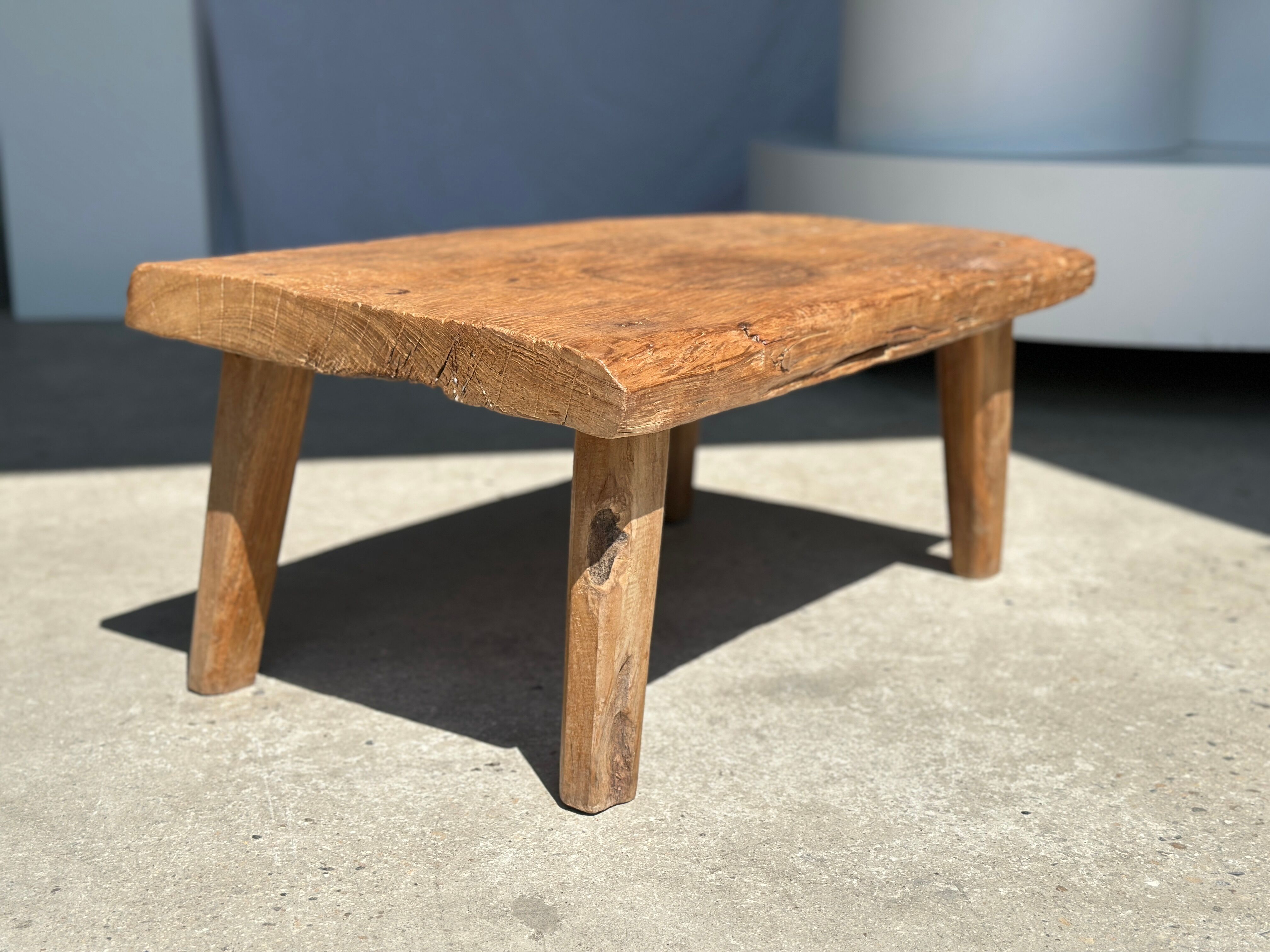 Coffee table in blond teak quadripod