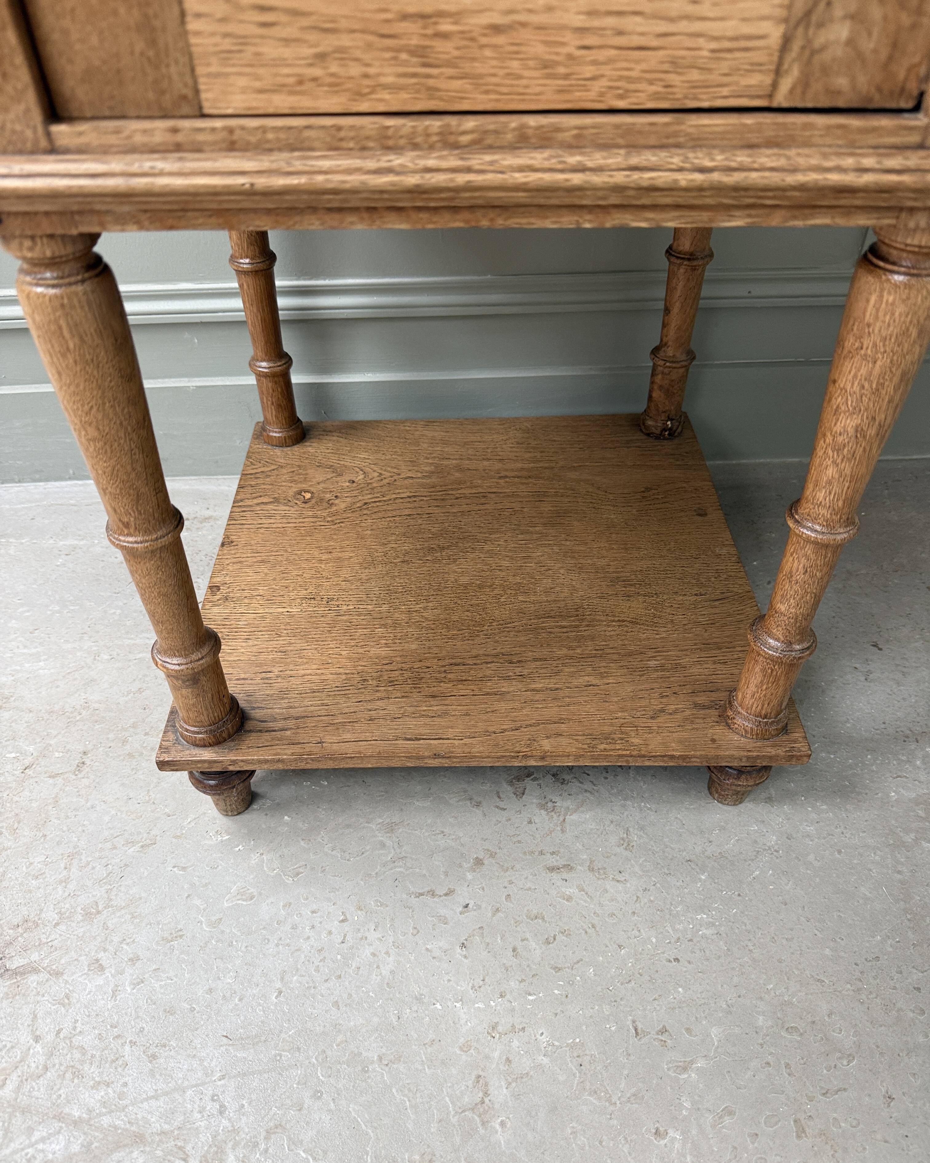 Table de chevet ancienne en chêne et marbre