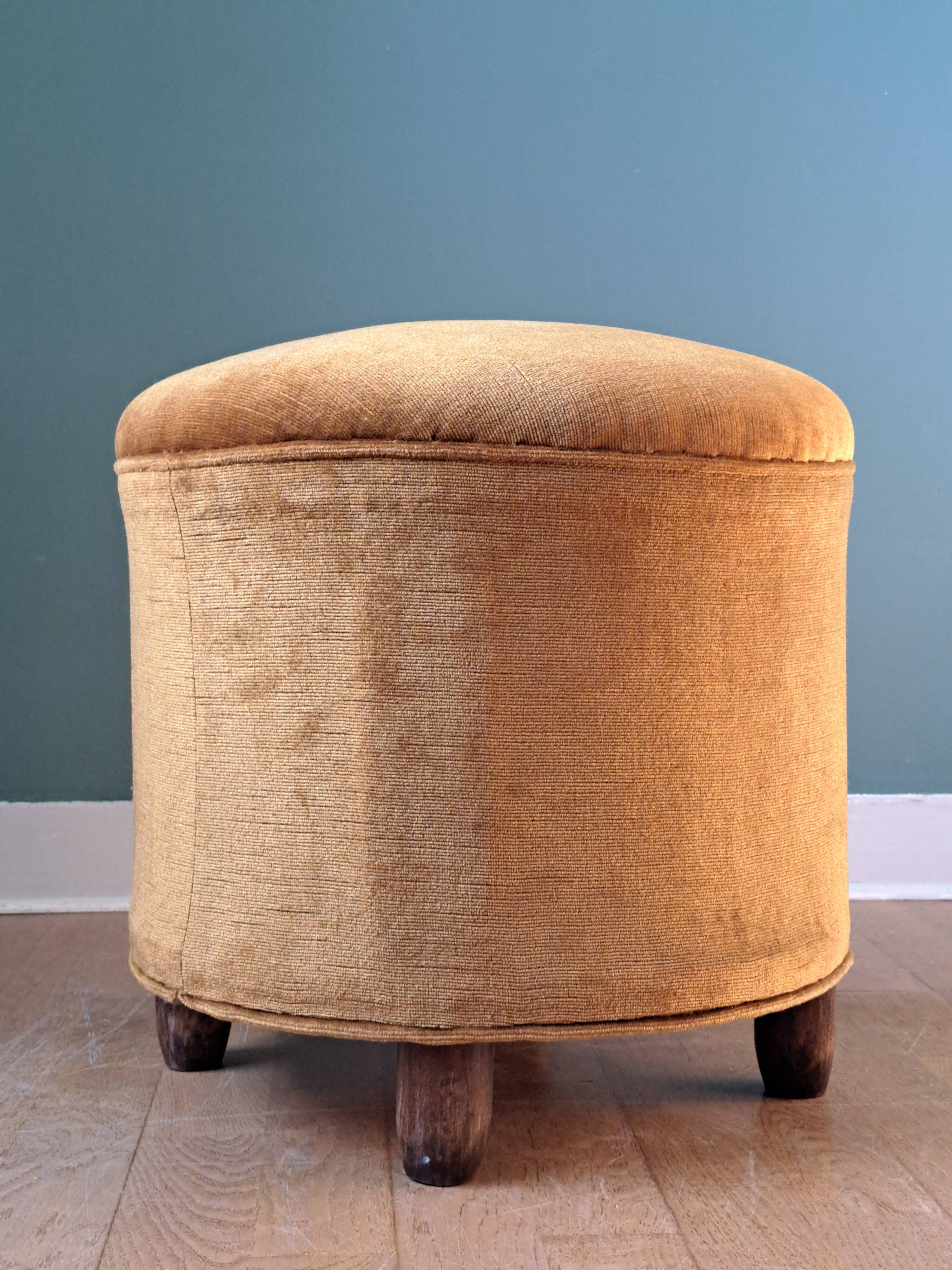 Golden velvet pouf