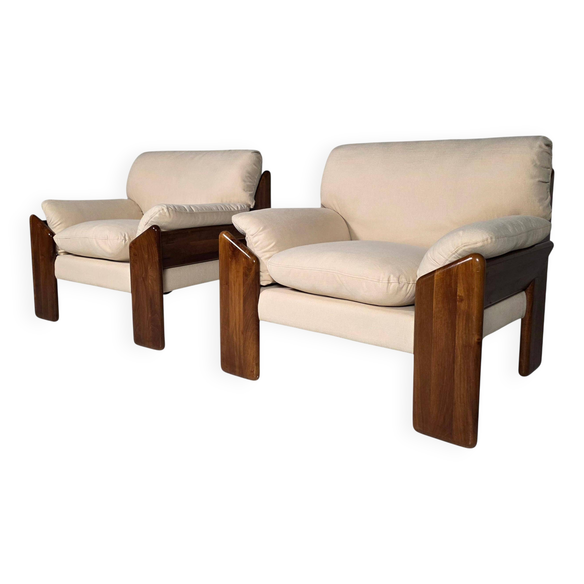Mid-century walnut "Sapporo" armchairs by Mario Marenco for Mobil Girgi, 1970.