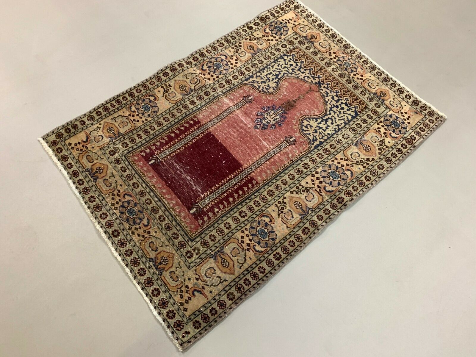 Distressed Turkish Rug 125x85 cm Vintage Shabby, Wool Tribal Pink, Beige Small