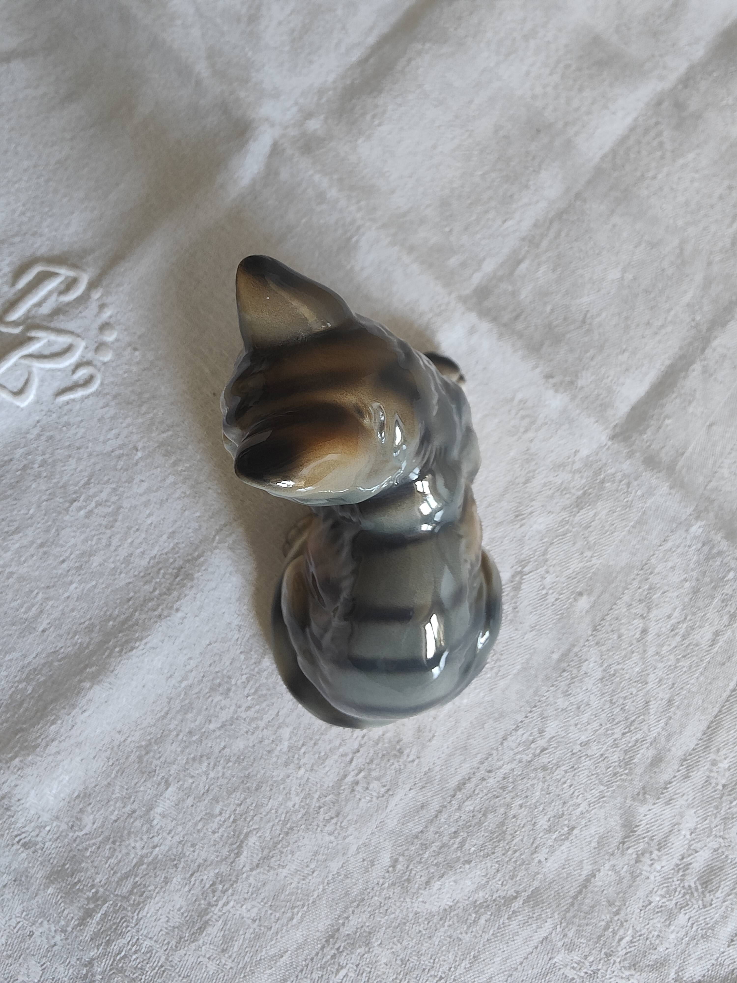 Figurine, Cat statuette, in old 20th century enameled ceramic. Animal figurine, vintage feline