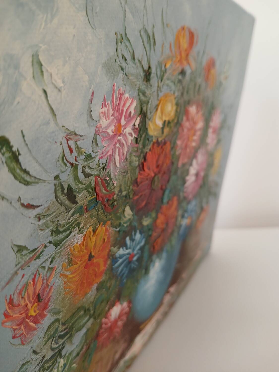 Small painting, bouquet of flowers, blue background
