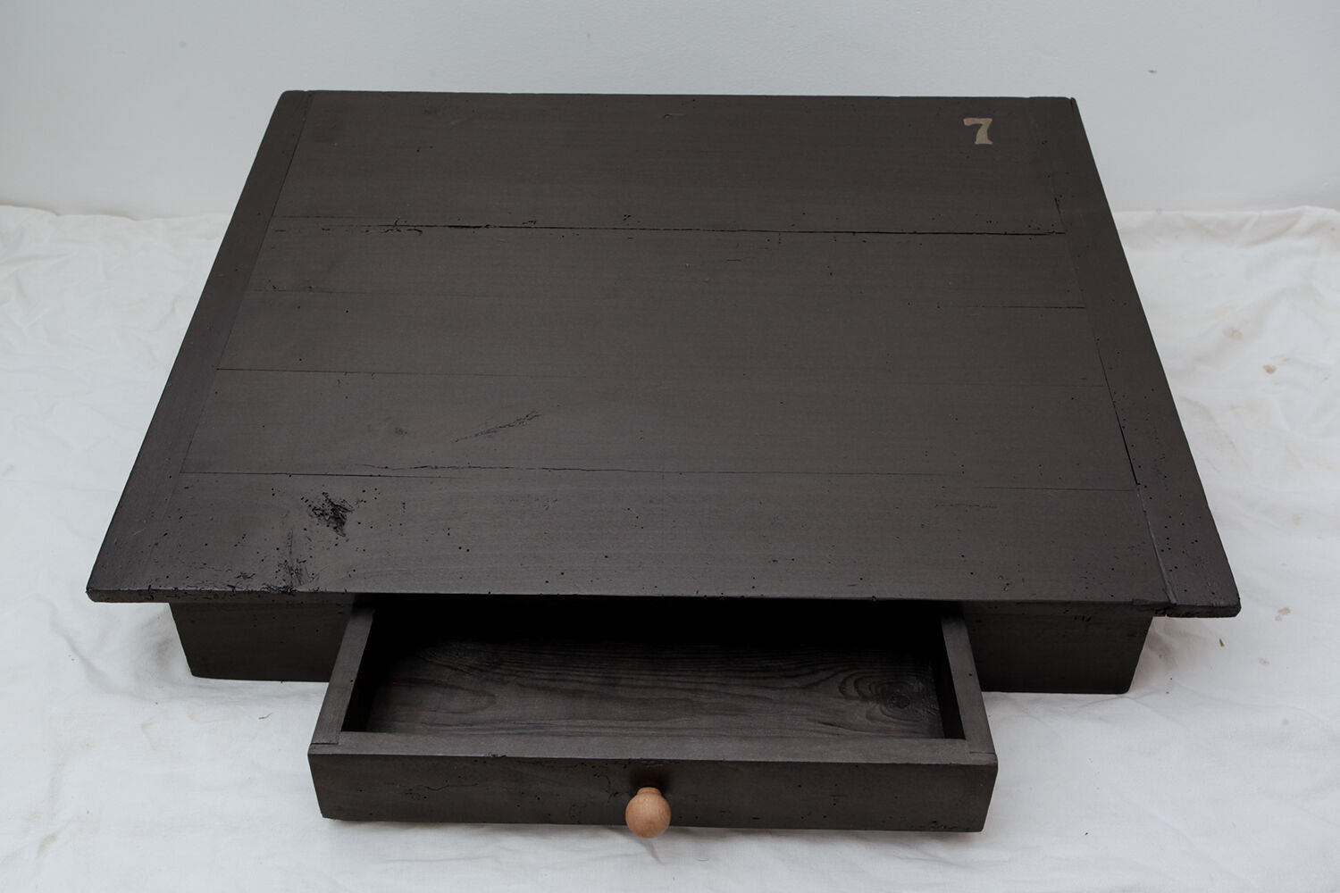 Written accountant's desk numbered black wood