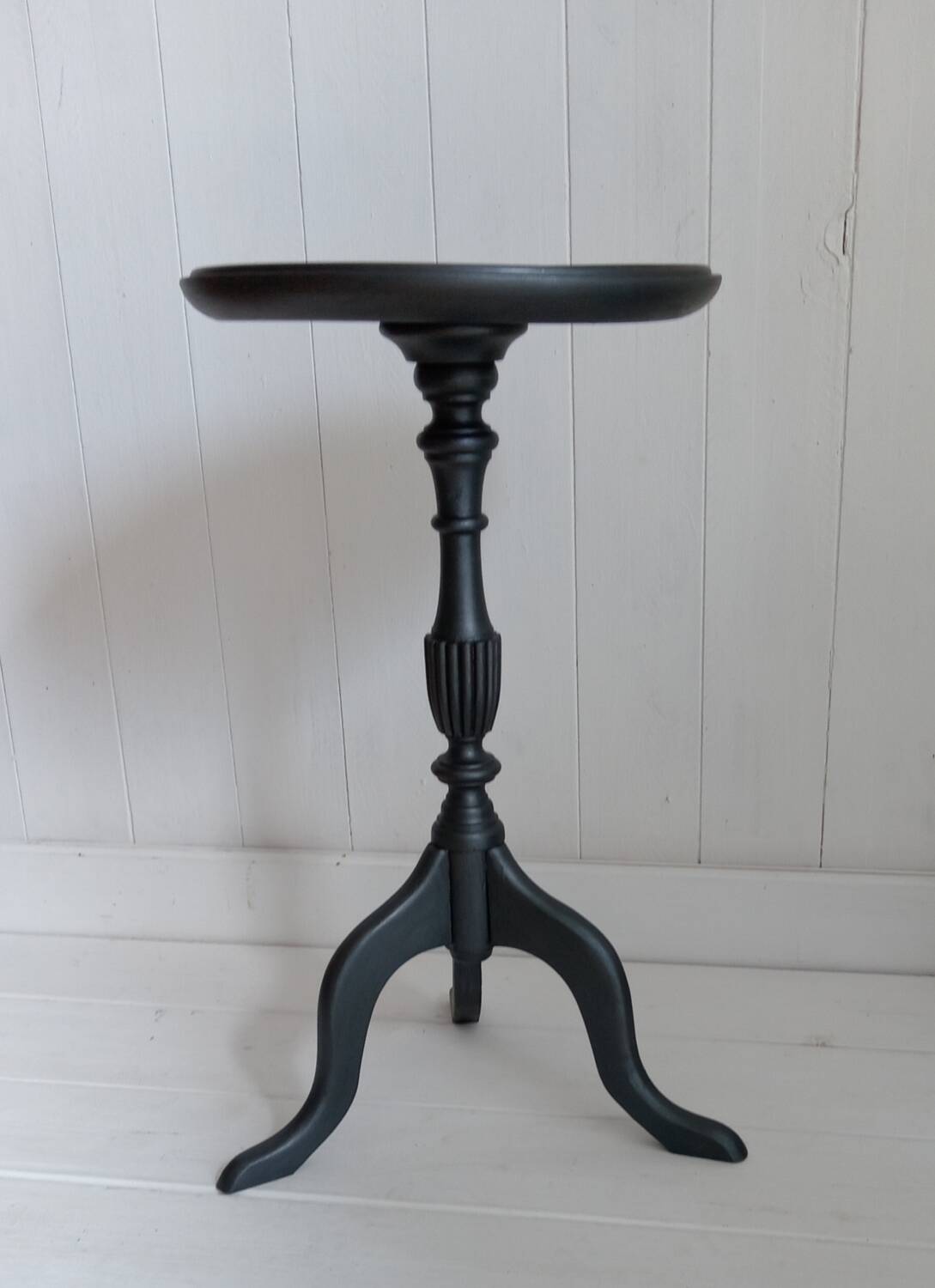 Pedestal table