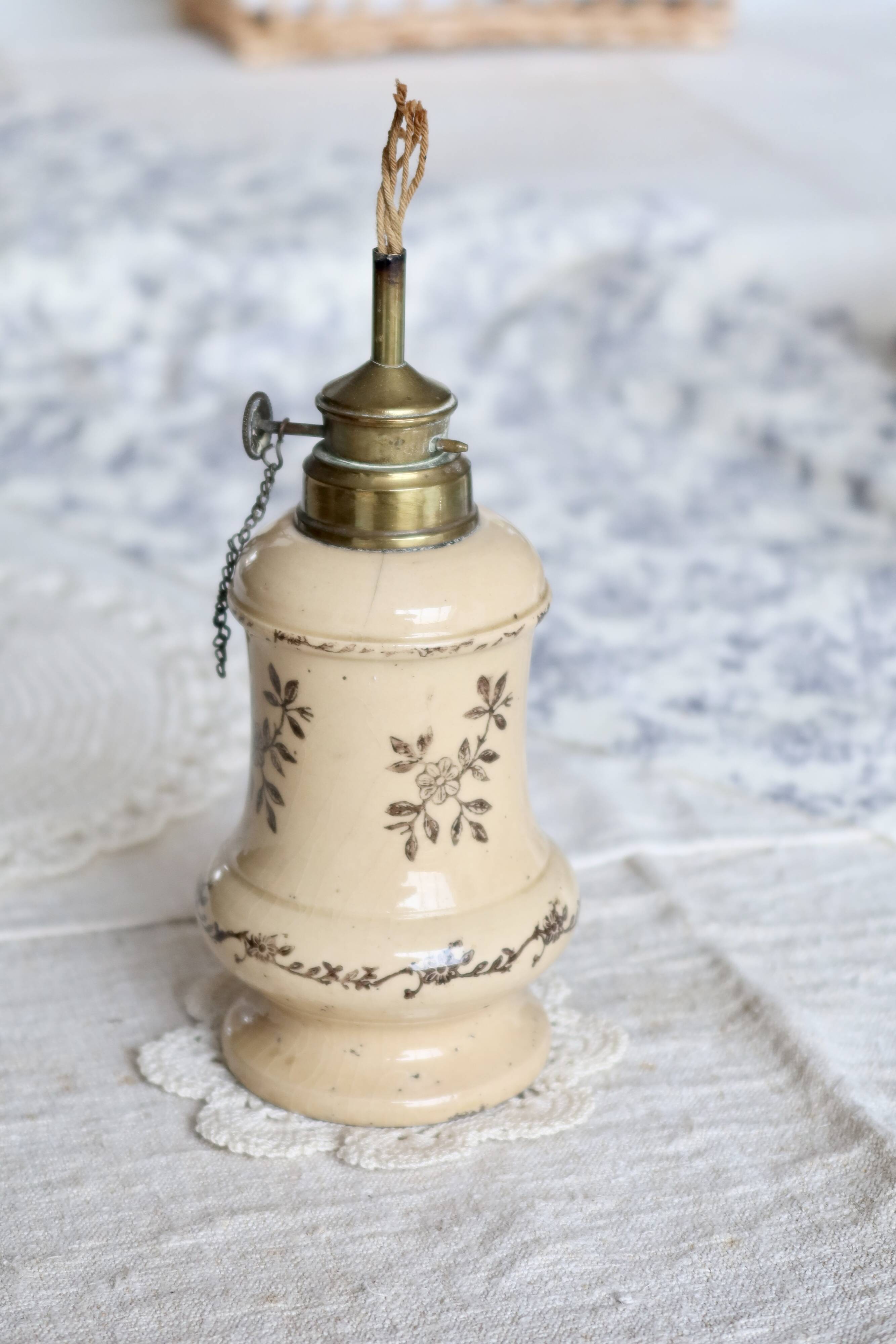 Vintage beige earthenware oil lamp base - Brown floral pattern - Col