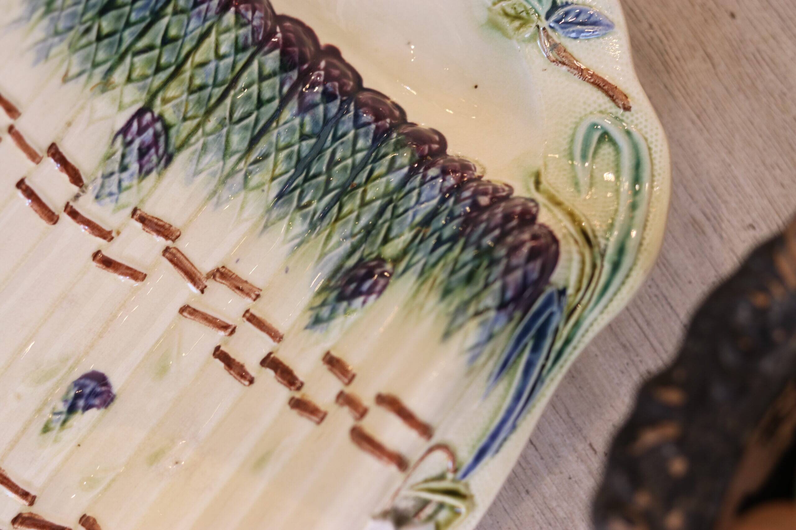 Plat à asperges en faïence barbotine, fin XIXe – début XXe