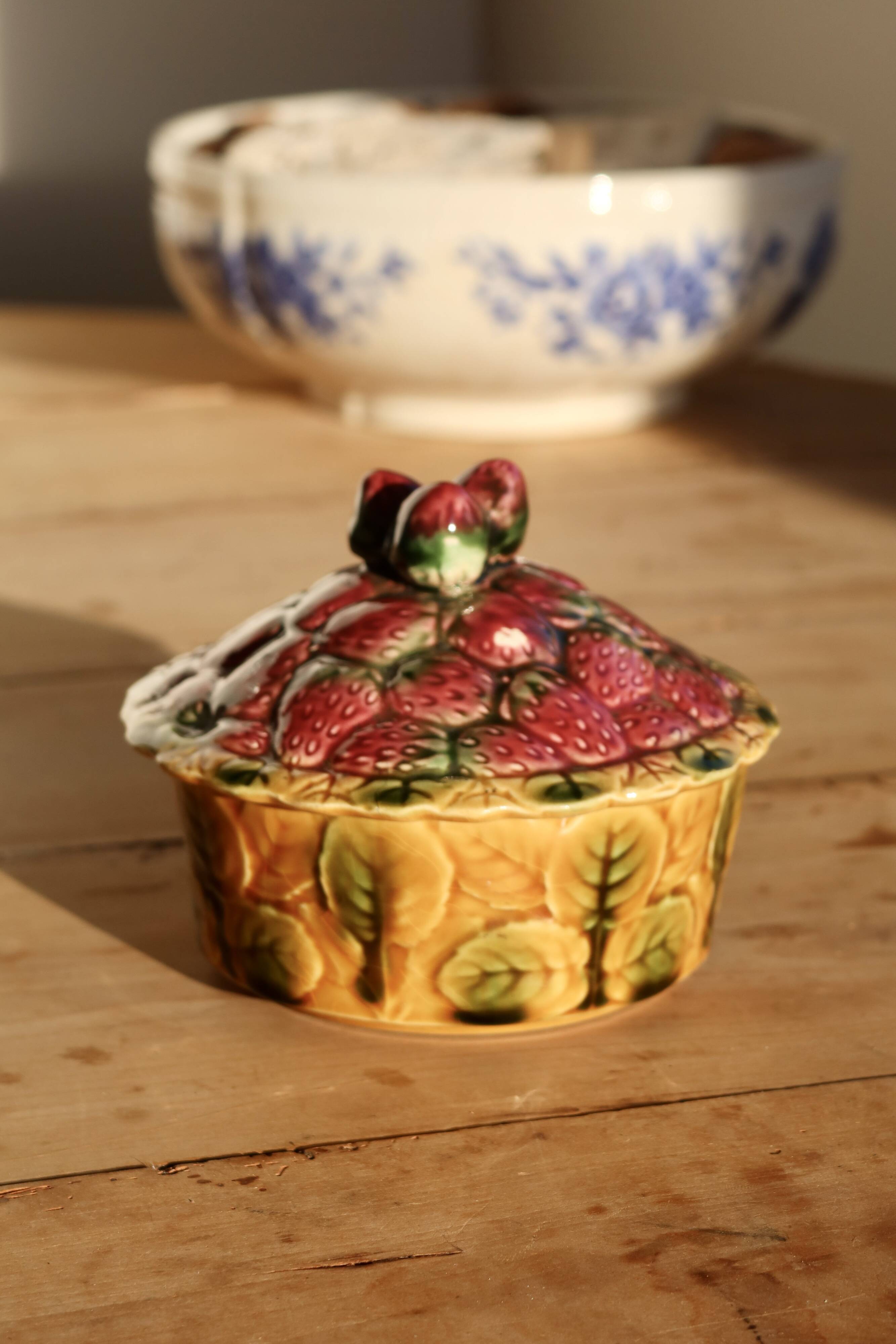 Antique sugar bowl in barbotine from Sarreguemines – Strawberry decoration