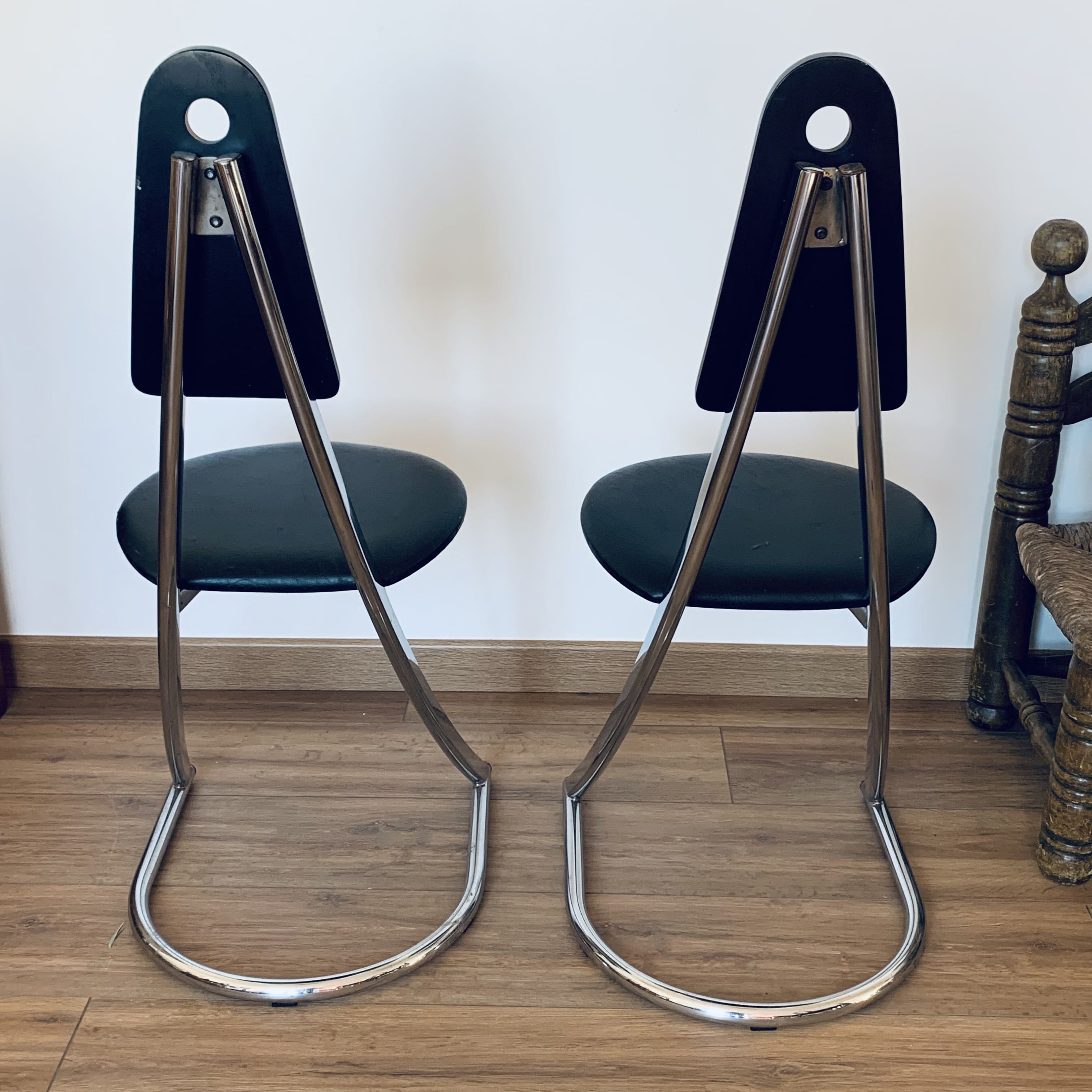 2 chaises en porte à faux