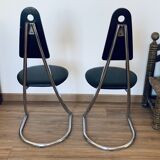 2 chairs cantilevered
