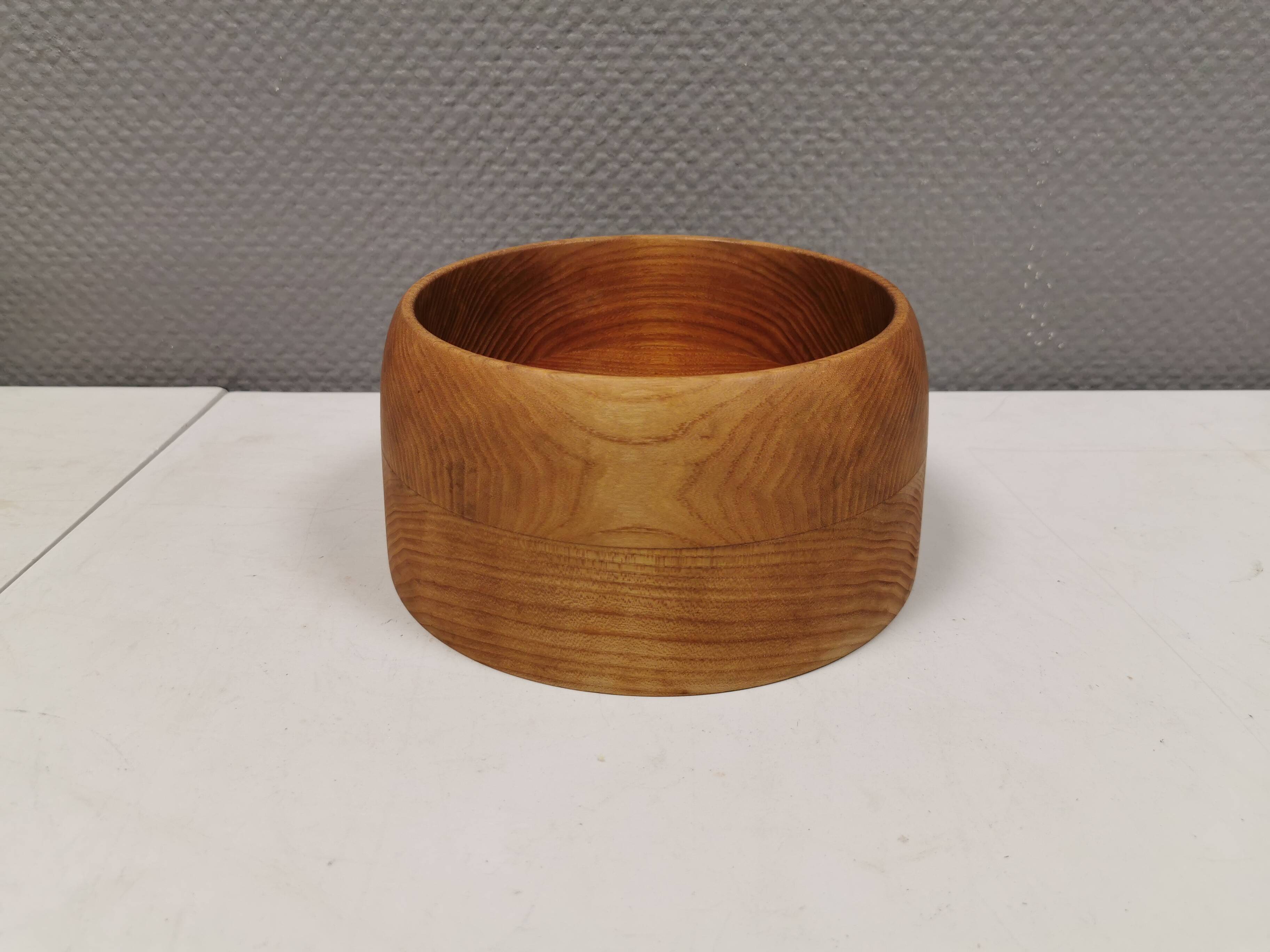 Grand bol danois en bois de frêne tourné années 1970.