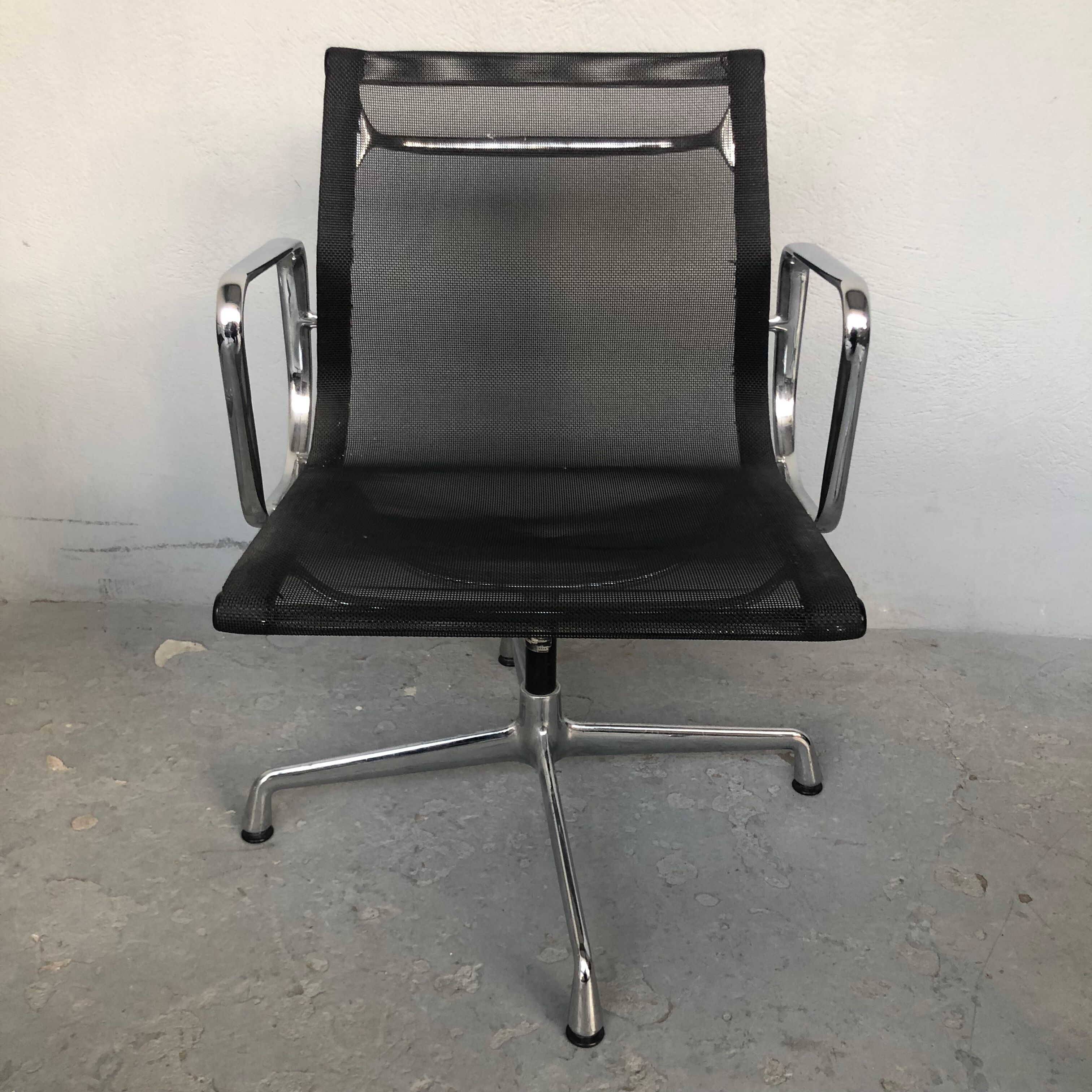 Armchairs by Charles Eames aluminium group model Vitra edition