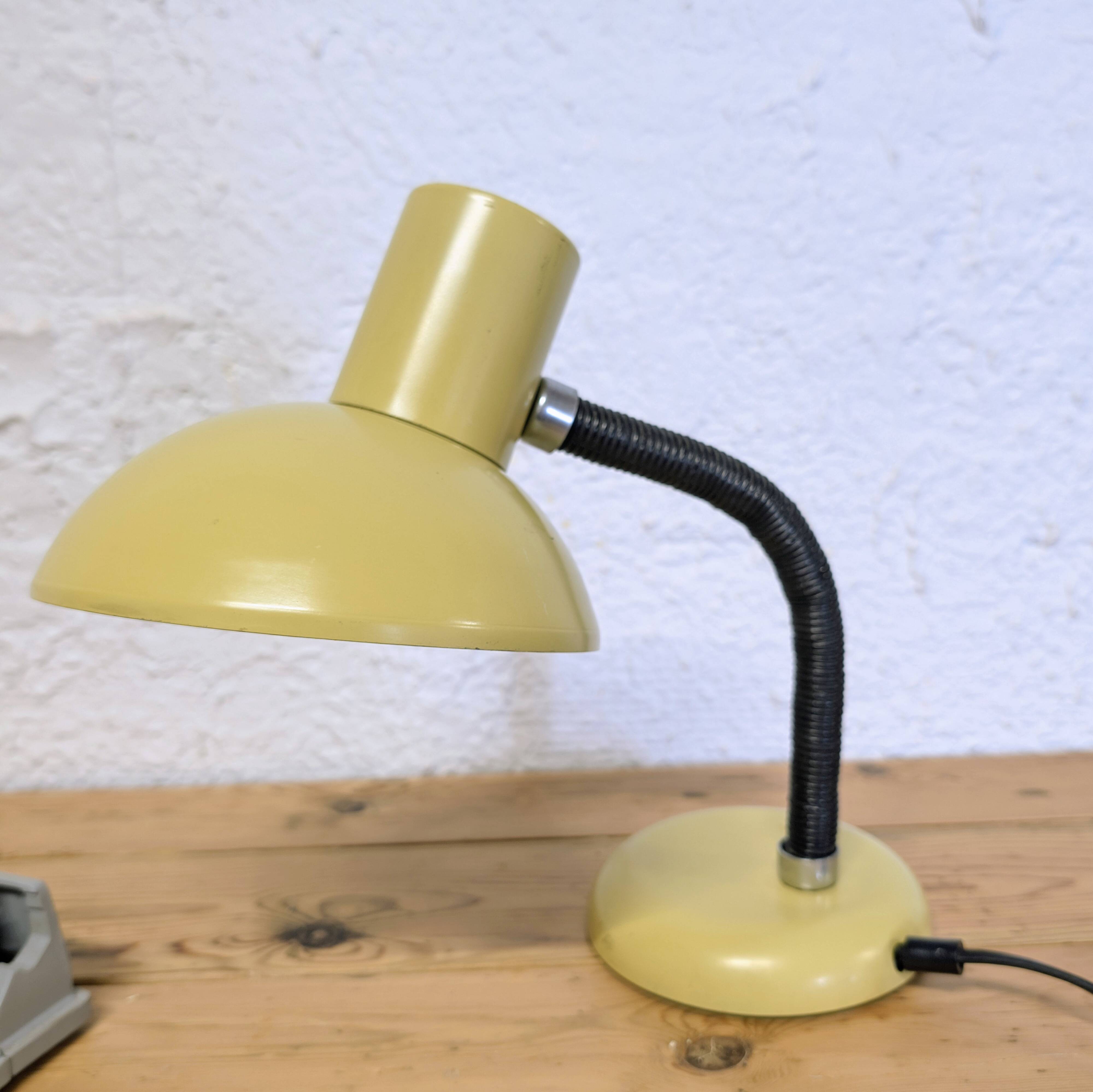 Articulated desk lamp
