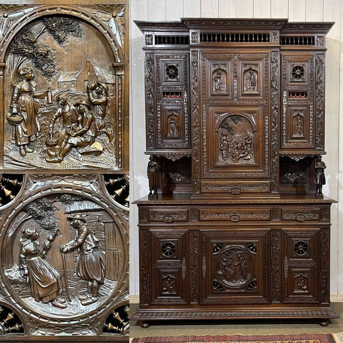 Buffet Breton 2 corps début XXème en châtaignier richement sculpté