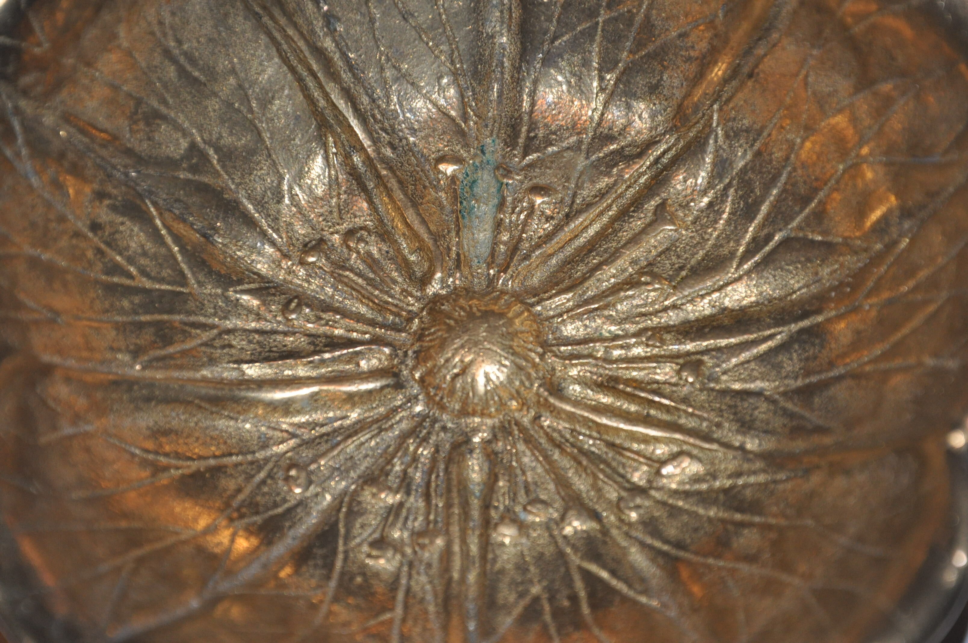 Empty-pocket flower in solid brass