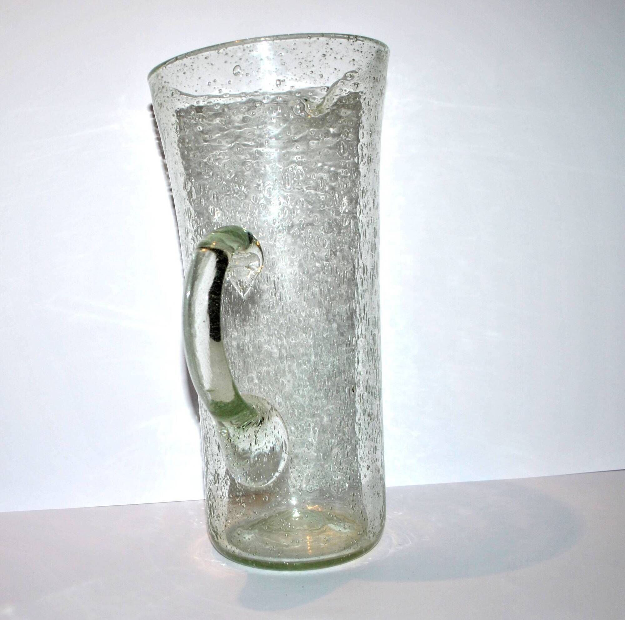 Grand pichet à orangeade punch vintage en verre bullé de biot vert clair 33.5cm
