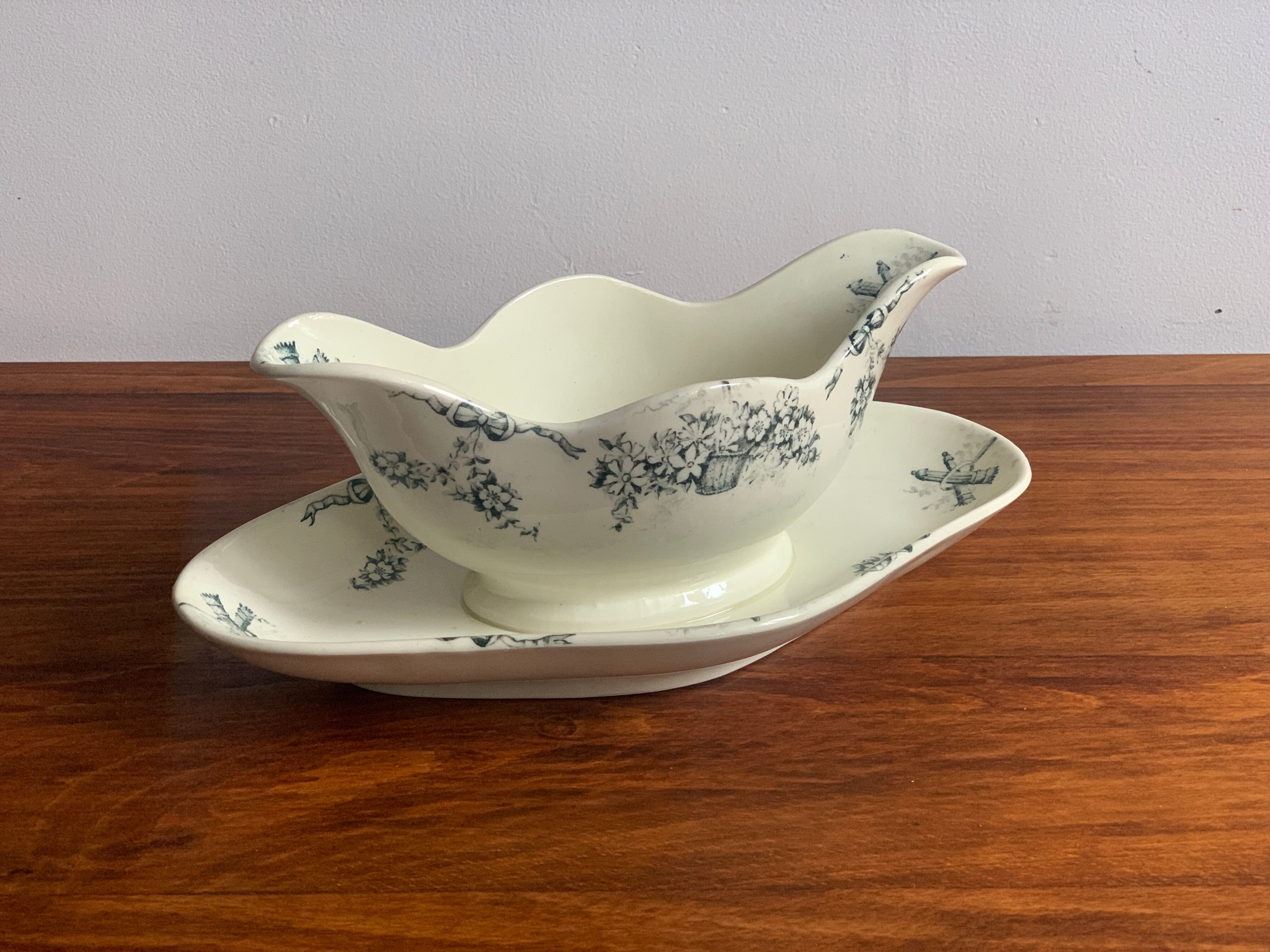 Iron earth gravy boat