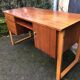 Bureau scandinave en teck et hêtre vernis années 60