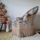 Fauteuil crapaud ancien velours fleuri avec franges