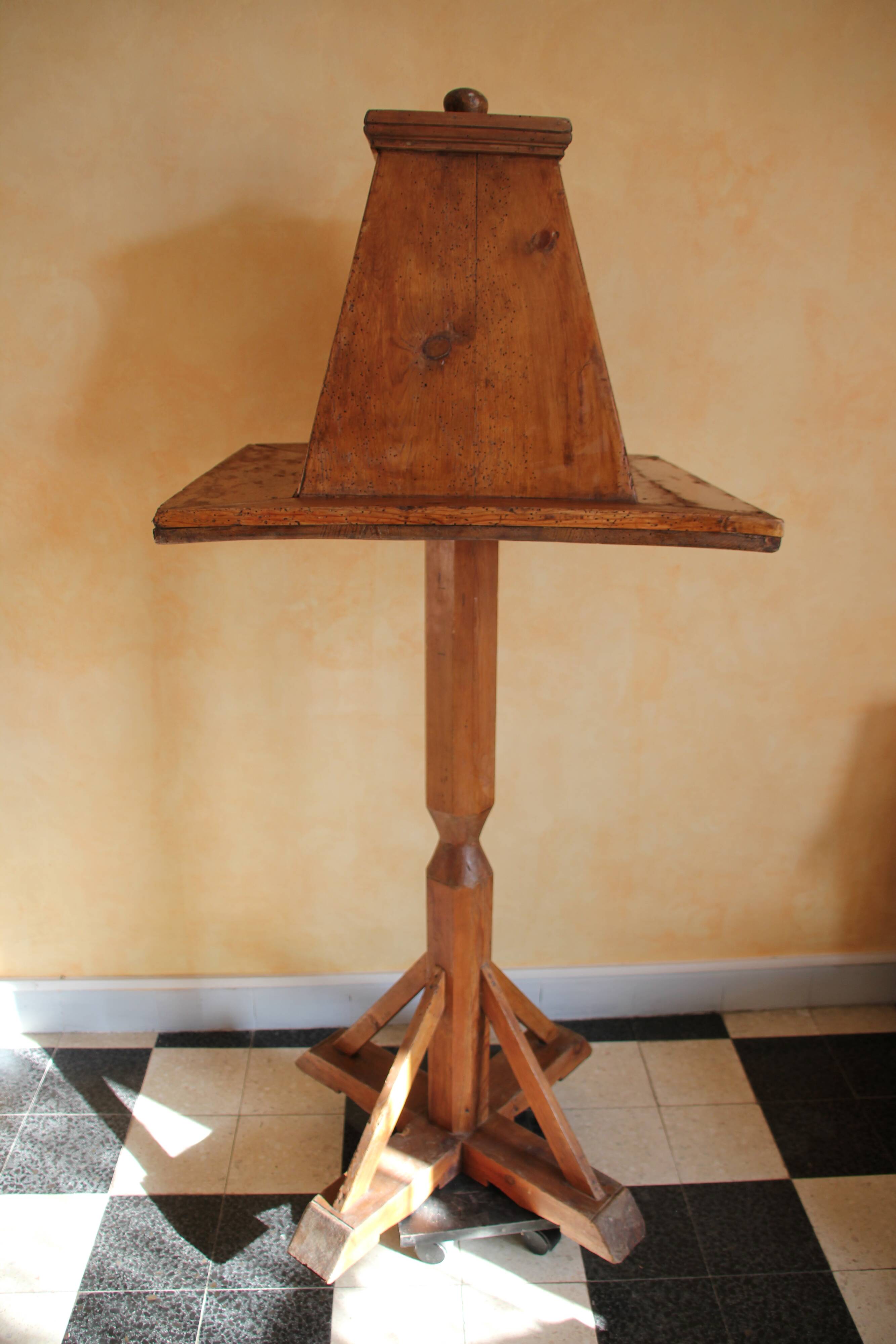 Light wood lectern unit on foot, 4 sides. Eighteenth century