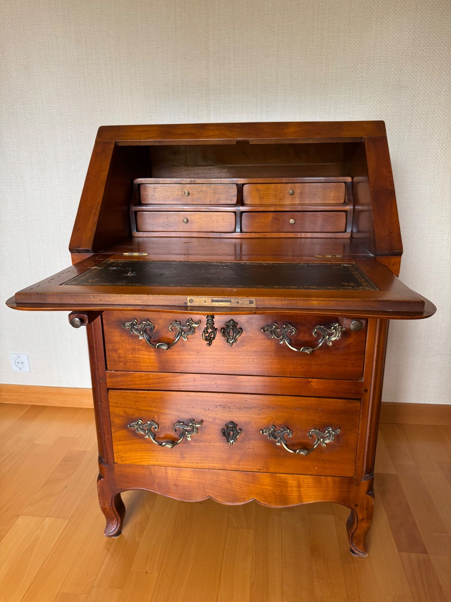 Secretary with drop-down front, signed Jean Laick, master cabinetmaker, cherry wood.