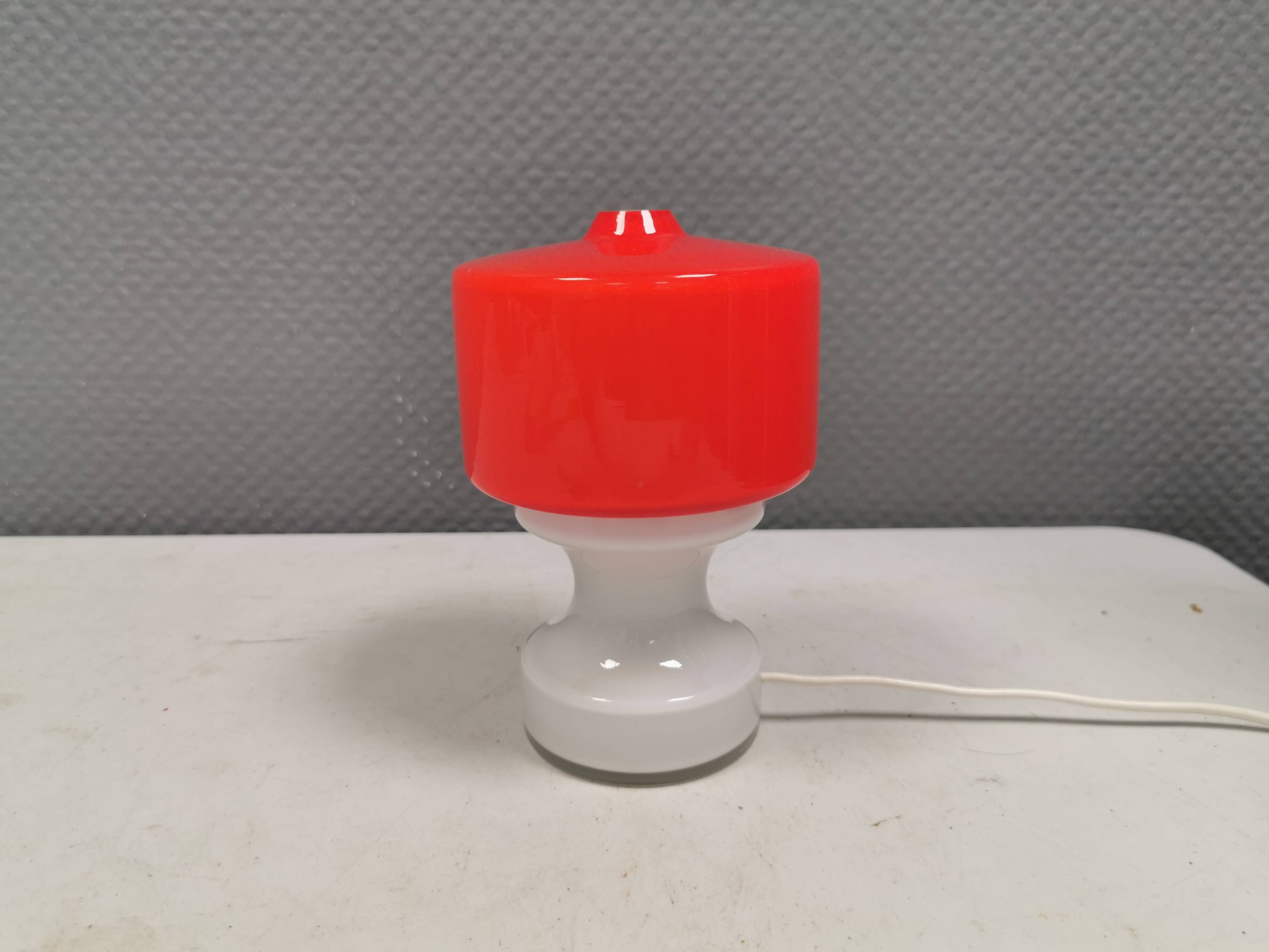 Glass table lamp, Swedish and from the 1980s, two-piece, in red/white glass