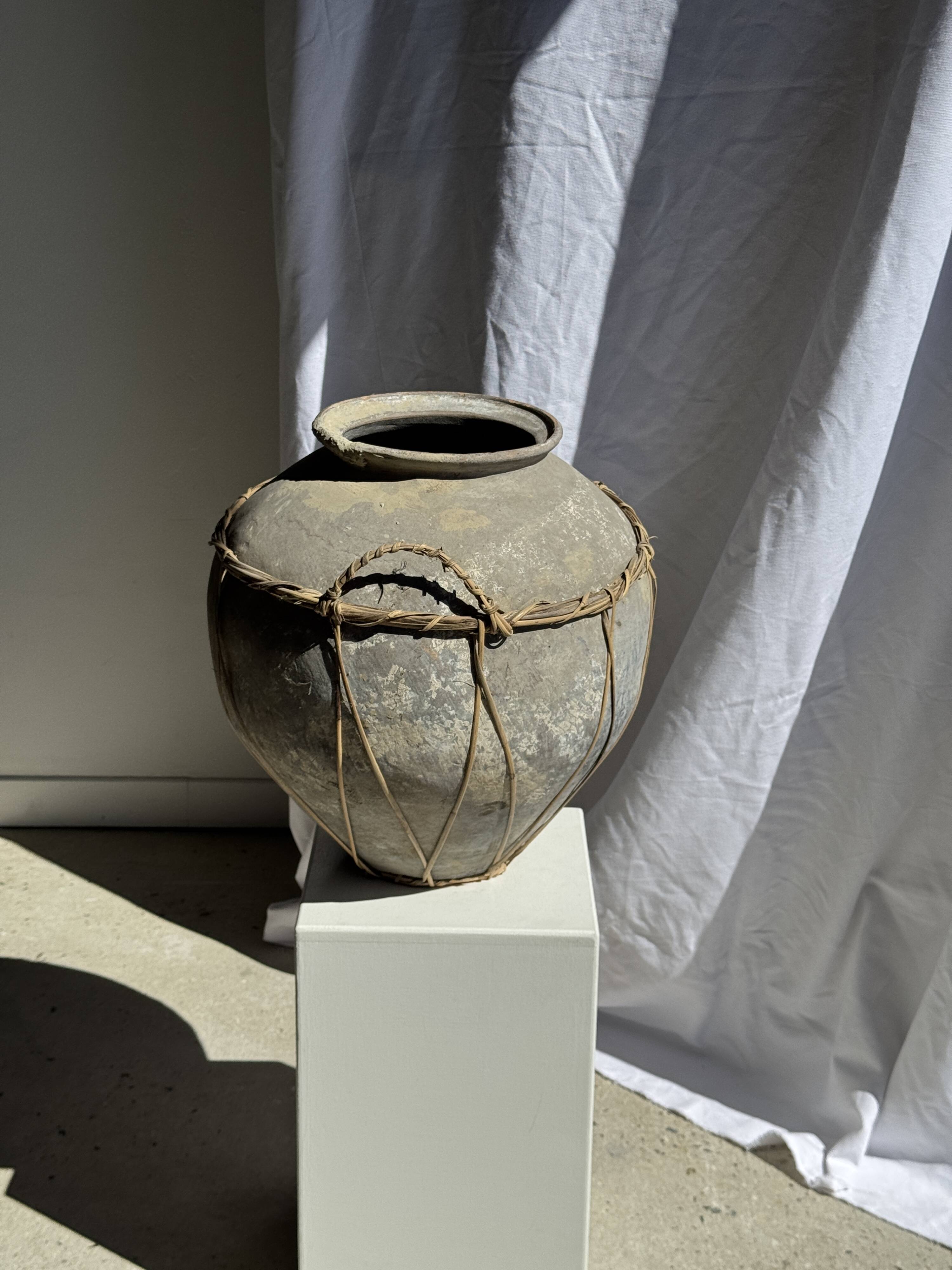 Pot en terre cuite gris clair à anses et croisillons en rotin