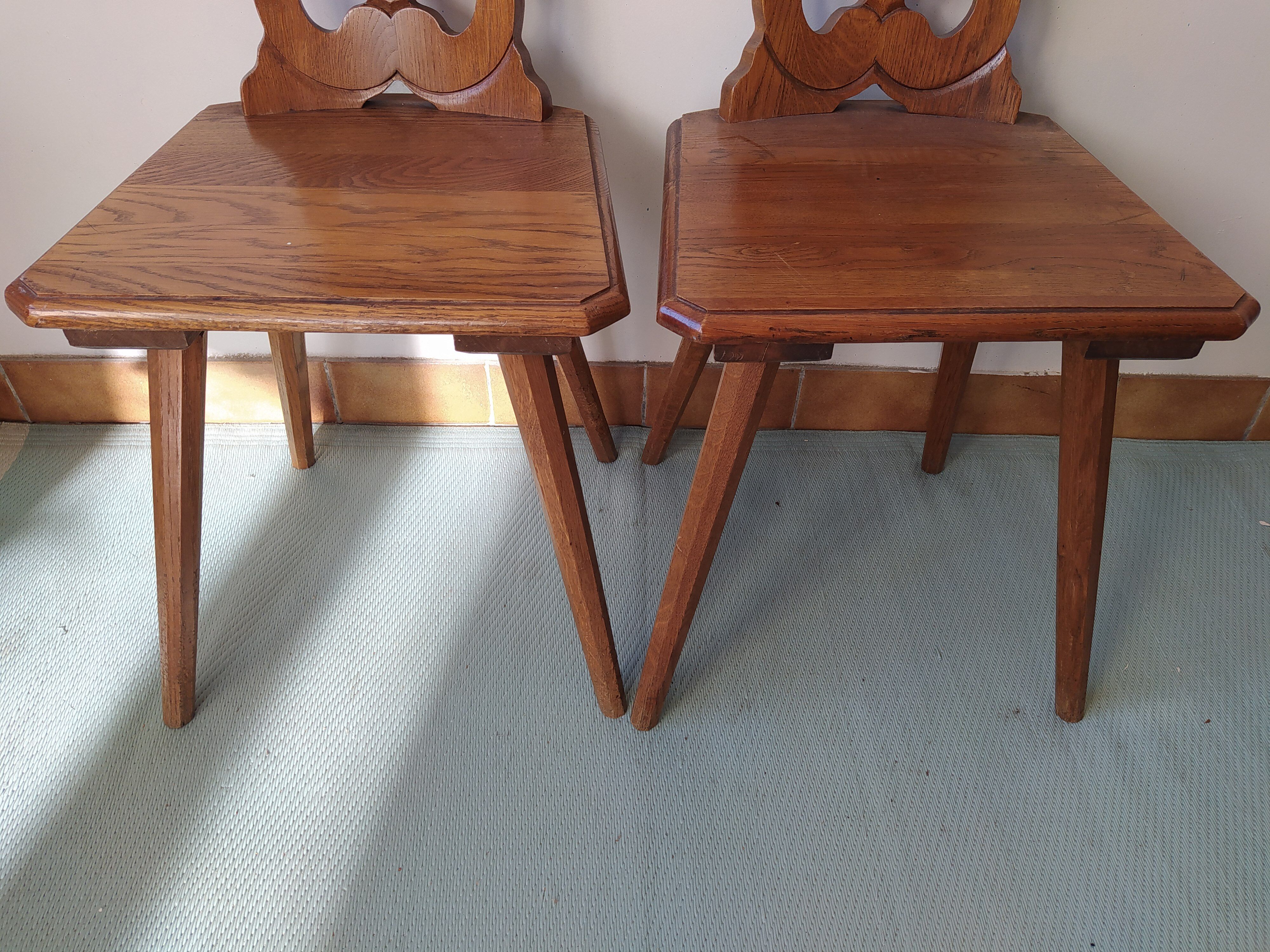 Paire de chaises de montagne savoyarde chalet en bois sculpté