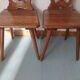 Paire de chaises de montagne savoyarde chalet en bois sculpté