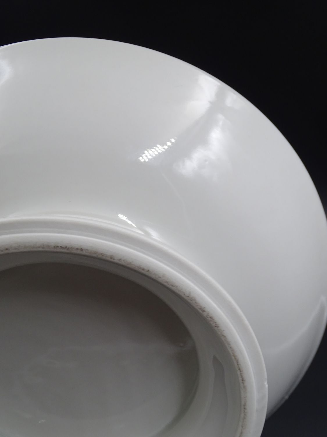 White porcelain dish, cut on foot, ideal for fruit or dessert! Around 1920-1930
