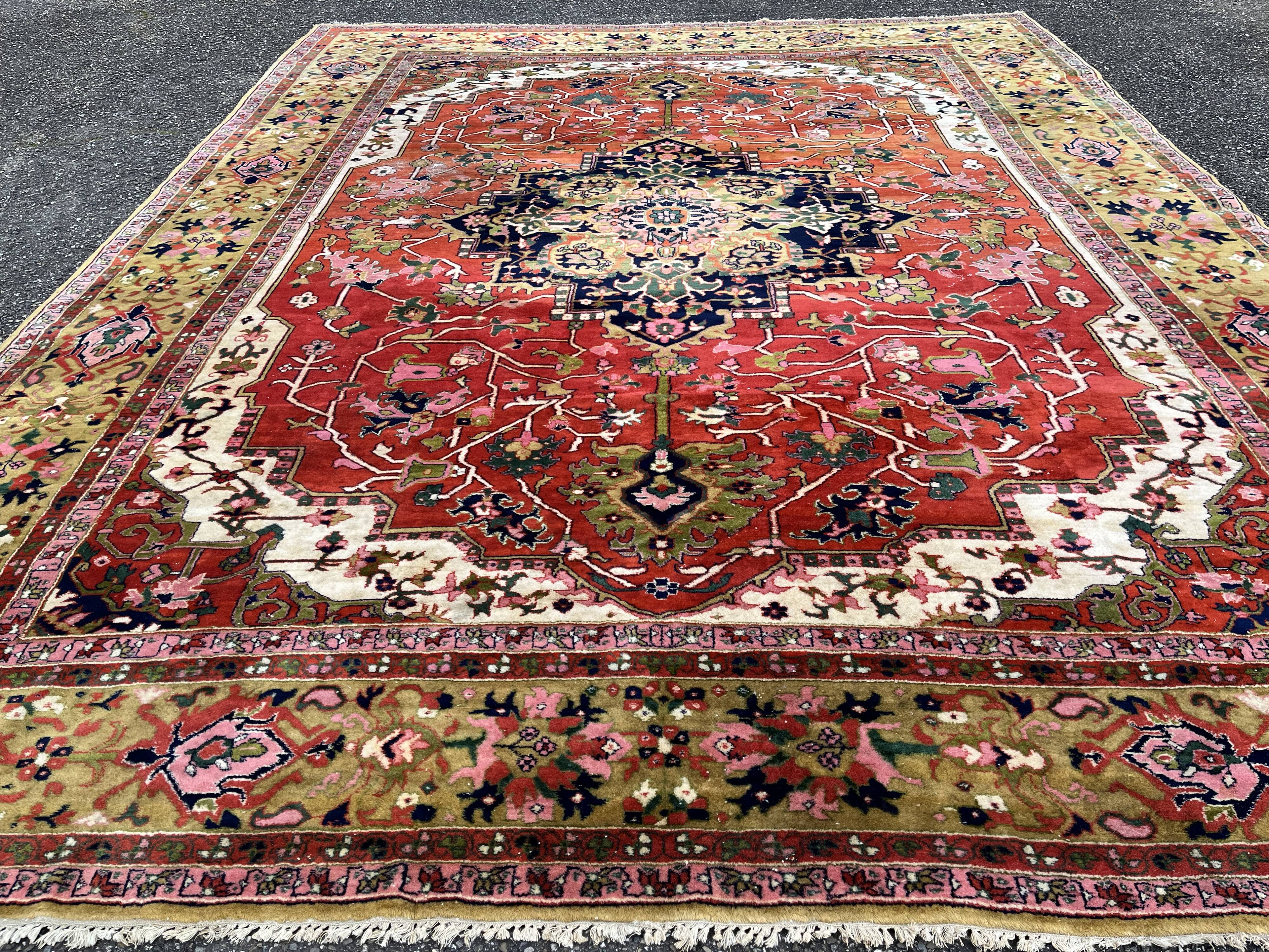 Indo-heriz Serapi Design, Geometric Carpet