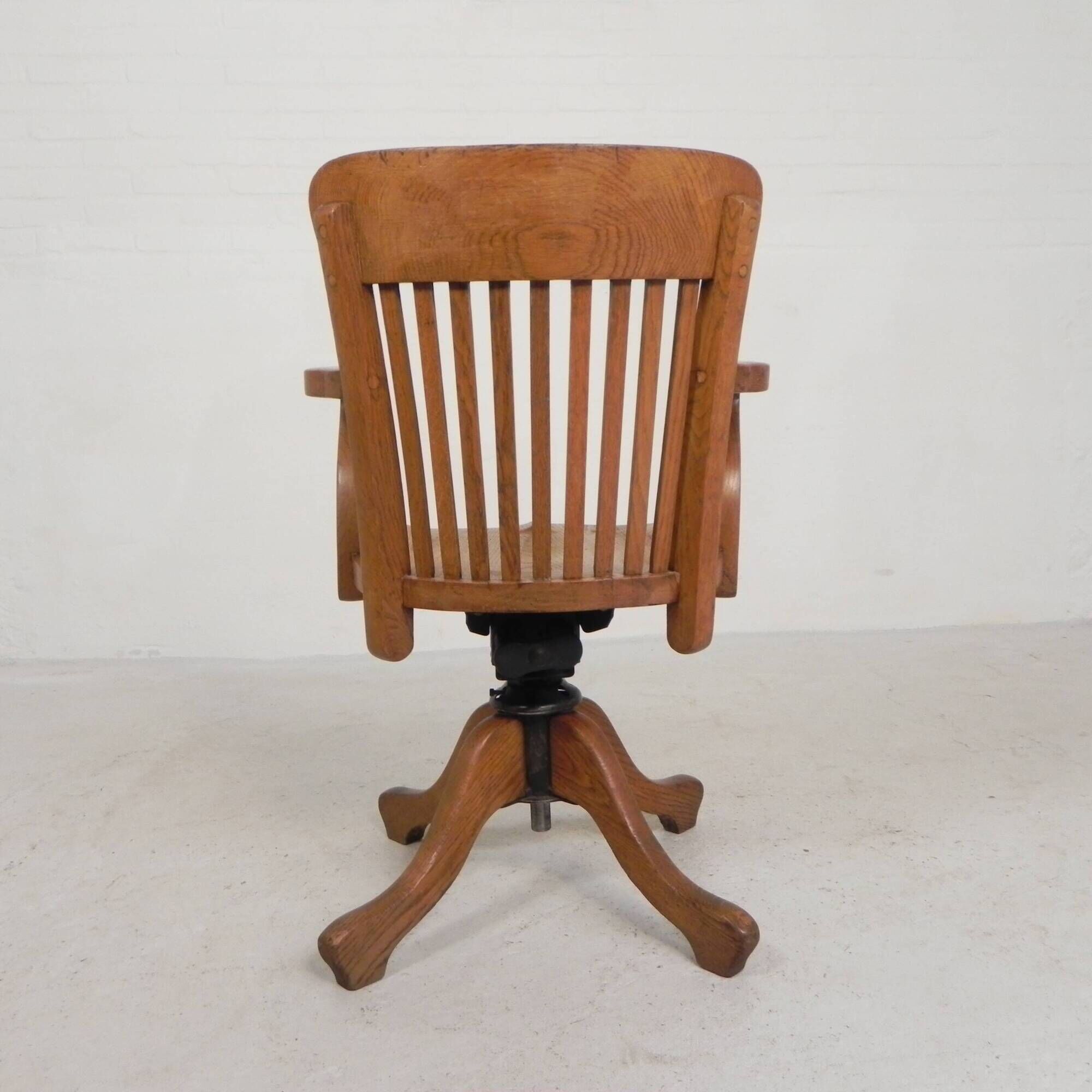 Oak office chair with adjustable spring system and height adjustment, 1950s.