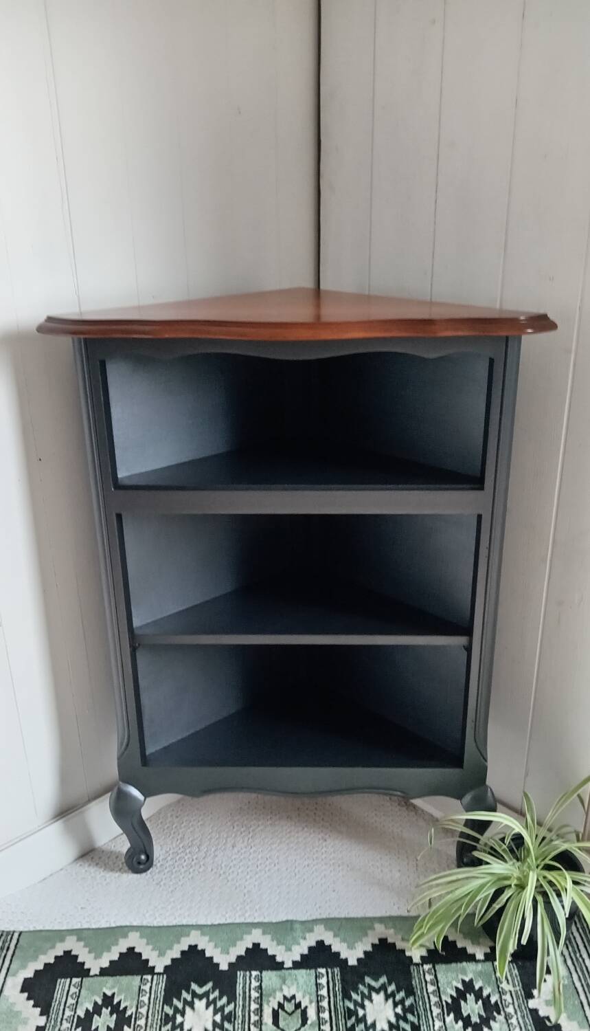 Corner cabinet