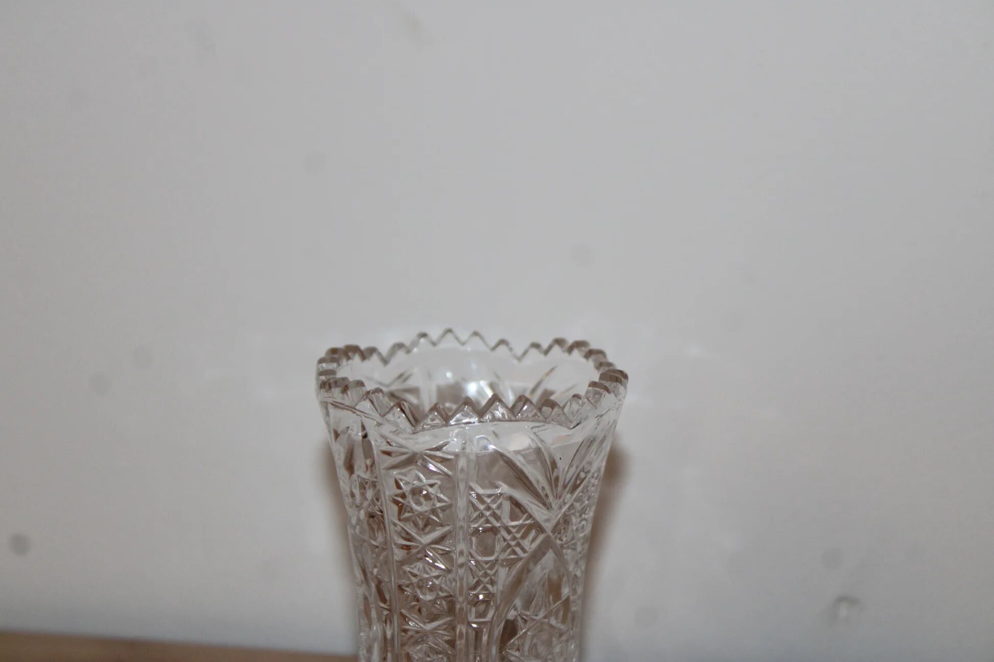 Small cut glass soliflore vase, geometric design, H 8 cm
