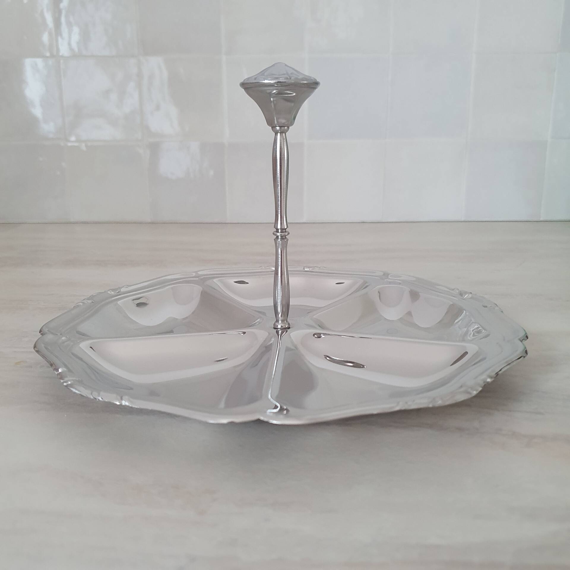 Guy Degrenne / Round platter with compartments and central stainless steel handle
