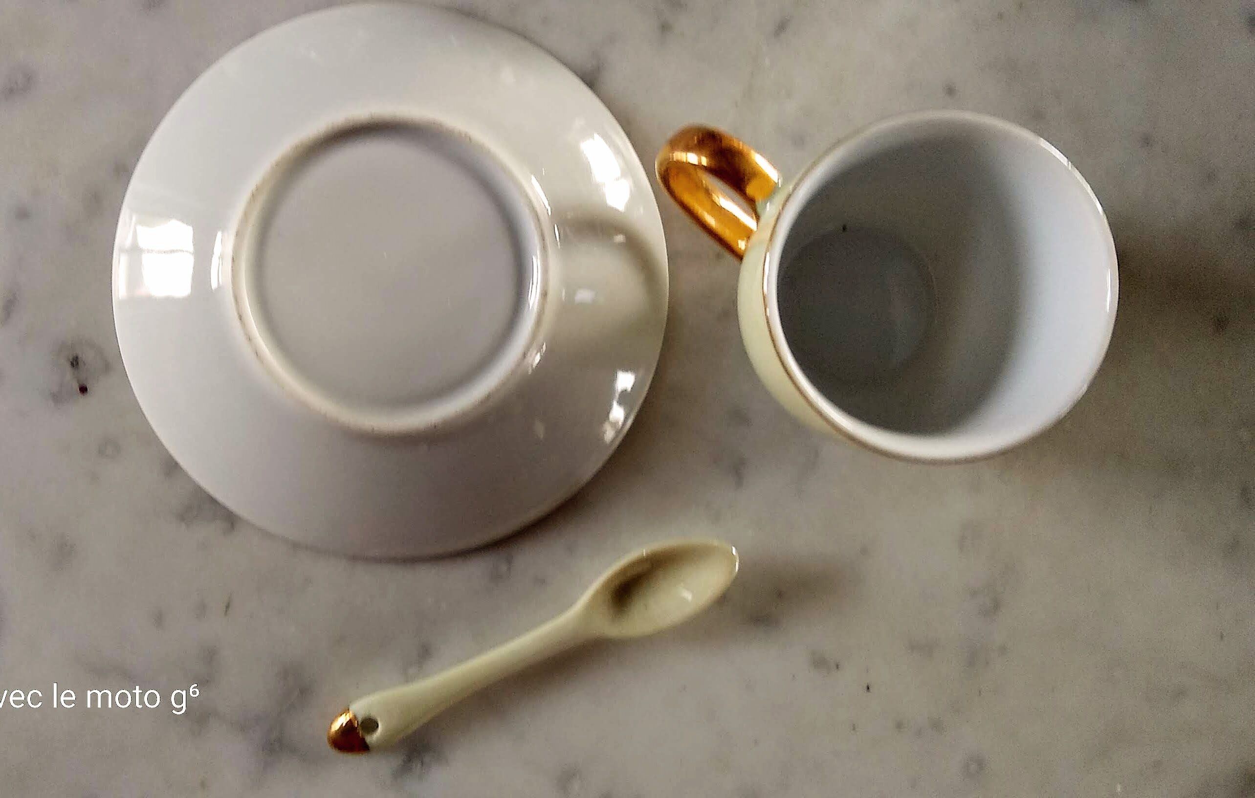 6 mocha coffee cups with saucers and spoons, colorful, golden handle, from the 60s