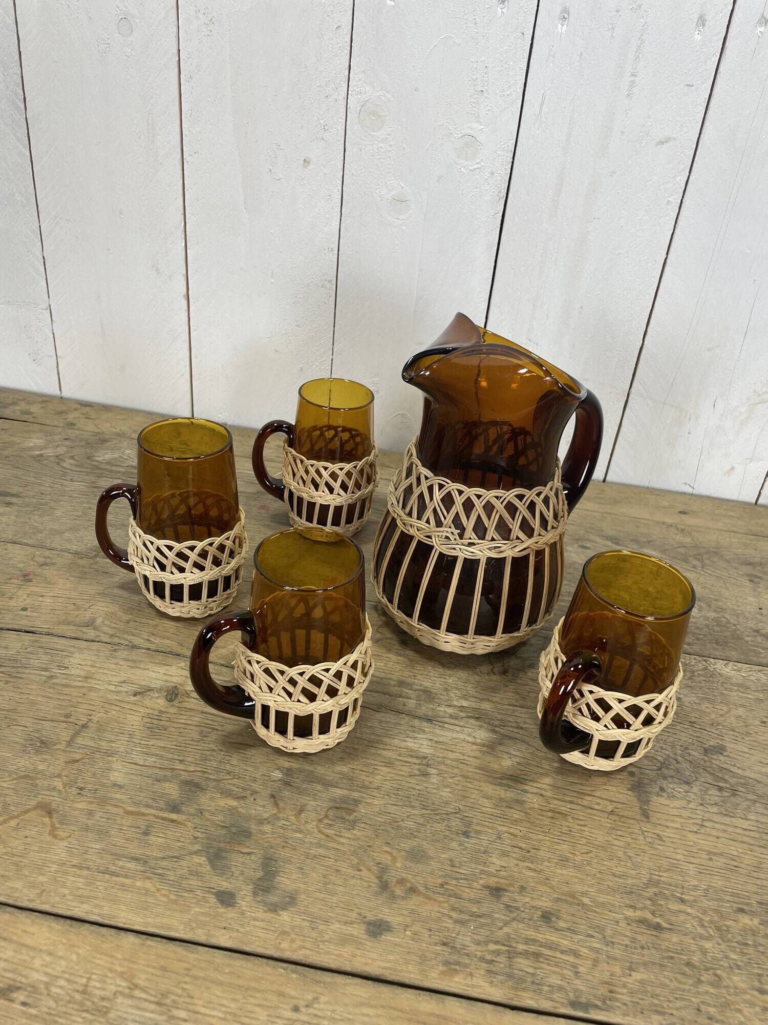 Carafe and glasses in amber glass and rattan