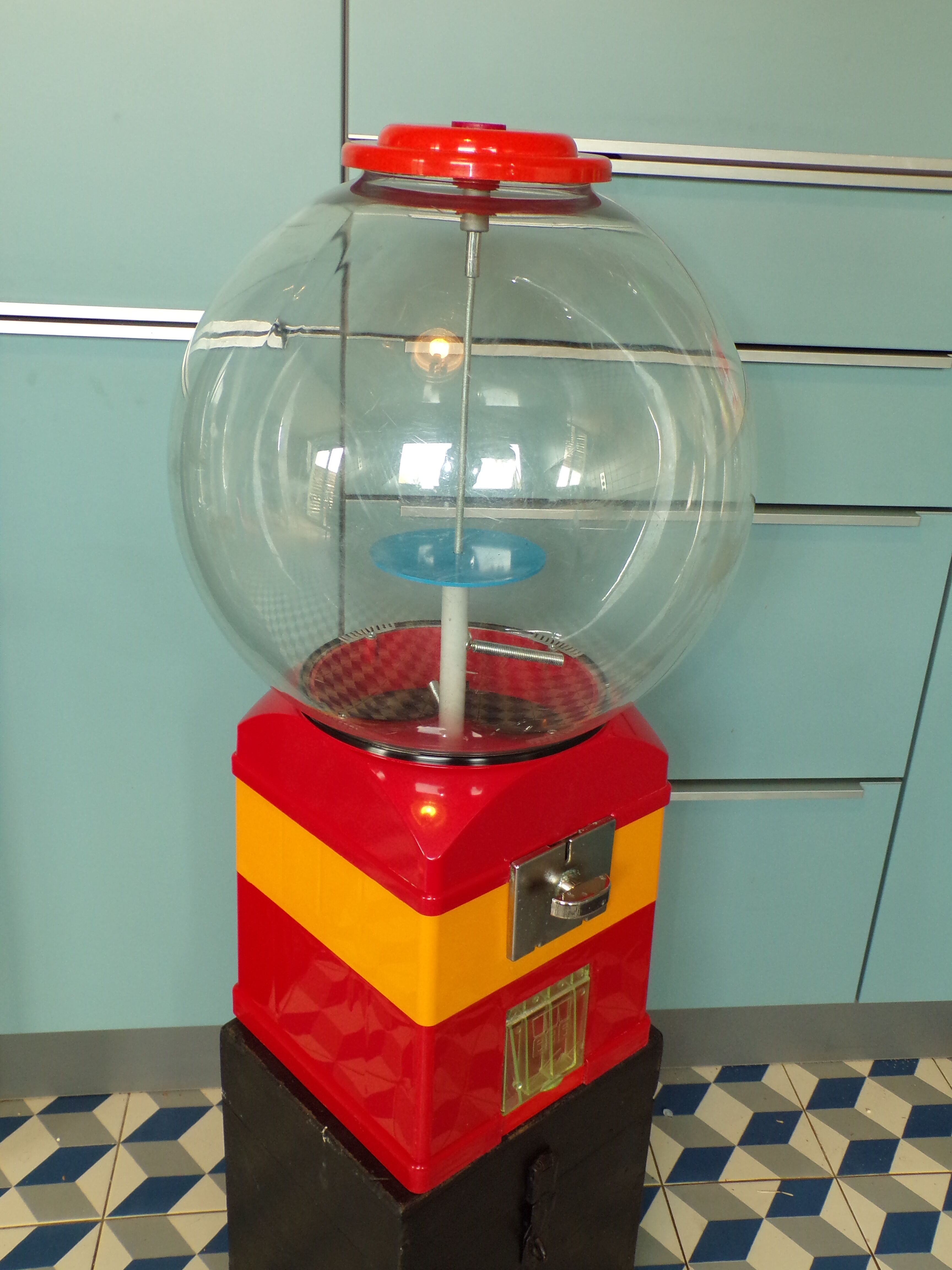 Vintage chewing gum dispenser