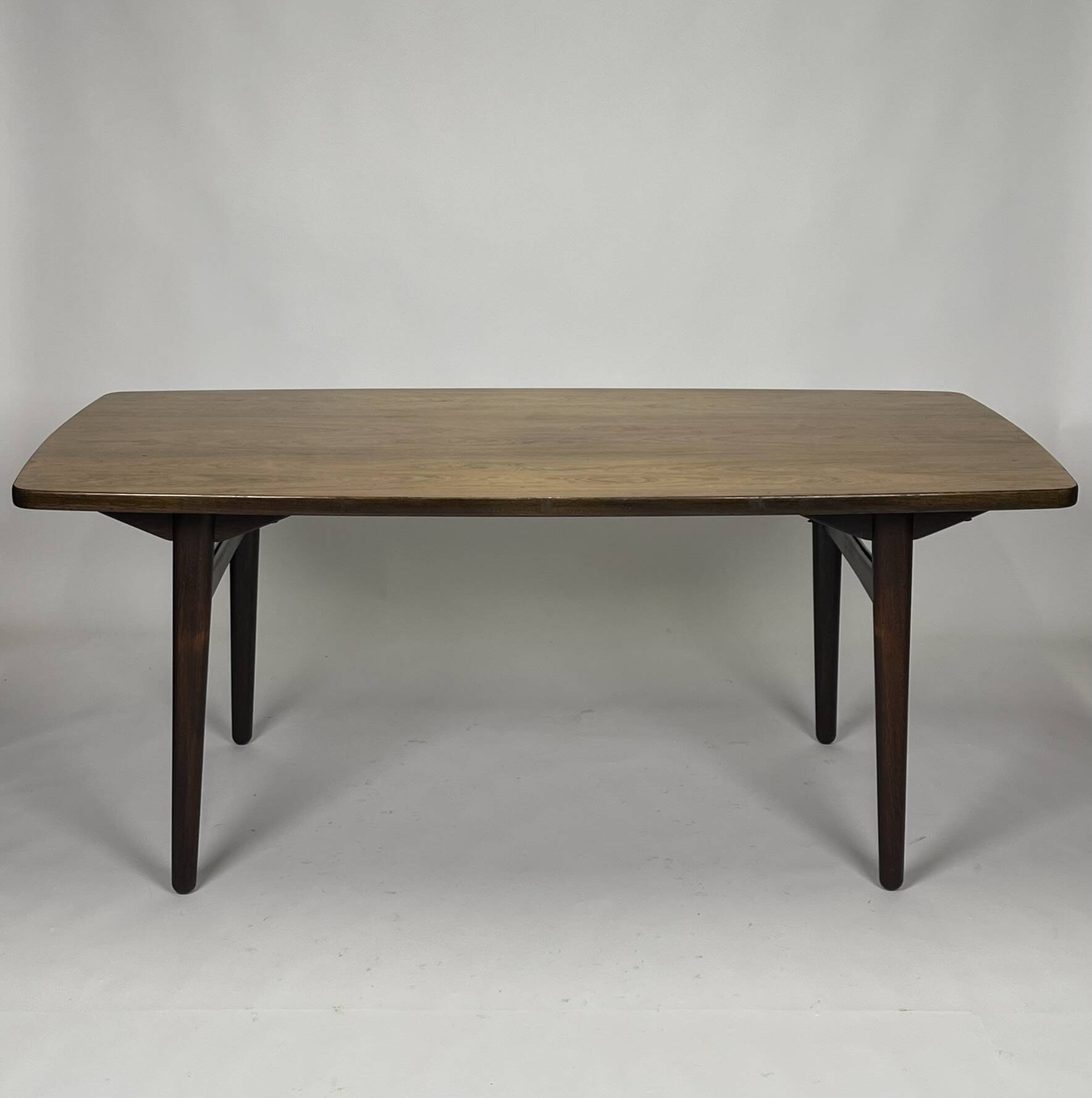 Table scandinave en palissandre par Henning Kjaernulf pour Bruno Hansen