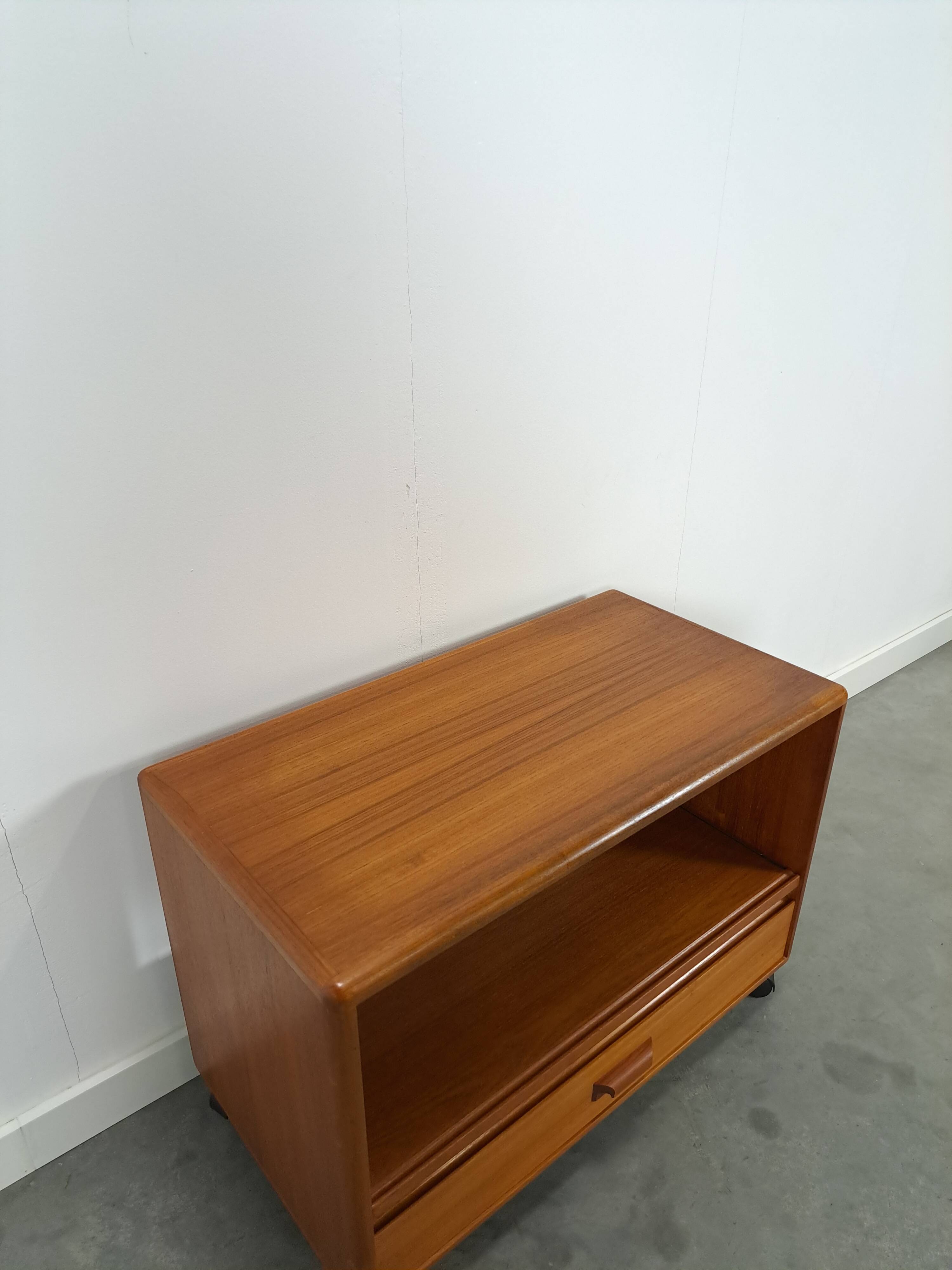 Meuble audio TV sur roulettes design danois en teck Dyrlund
