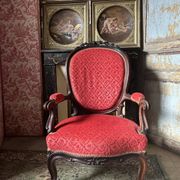 Napoleon III medallion armchair in carved wood and red velvet.