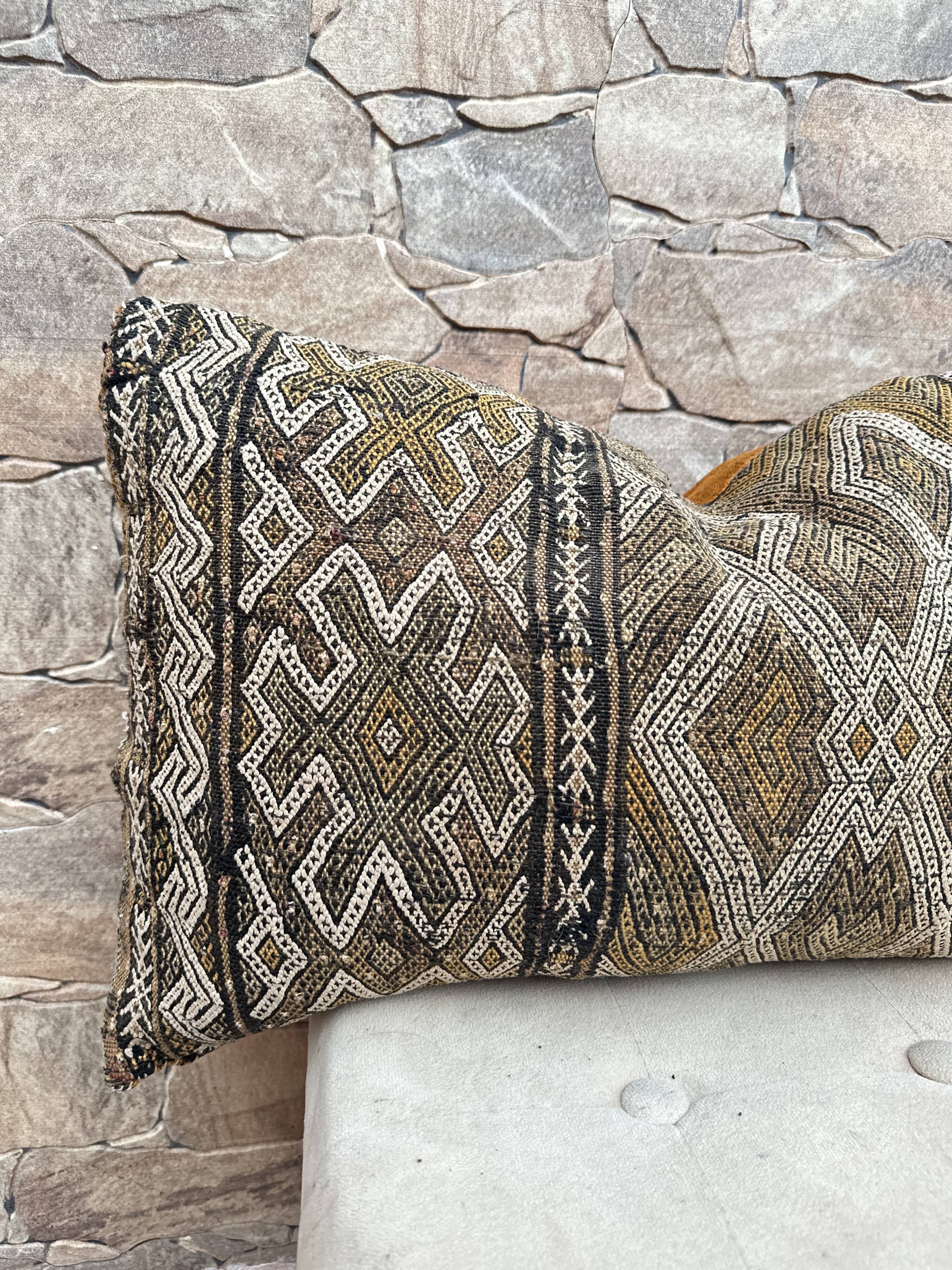 Vintage Berber cushion cover: Moroccan wool cushion, Boujad pattern