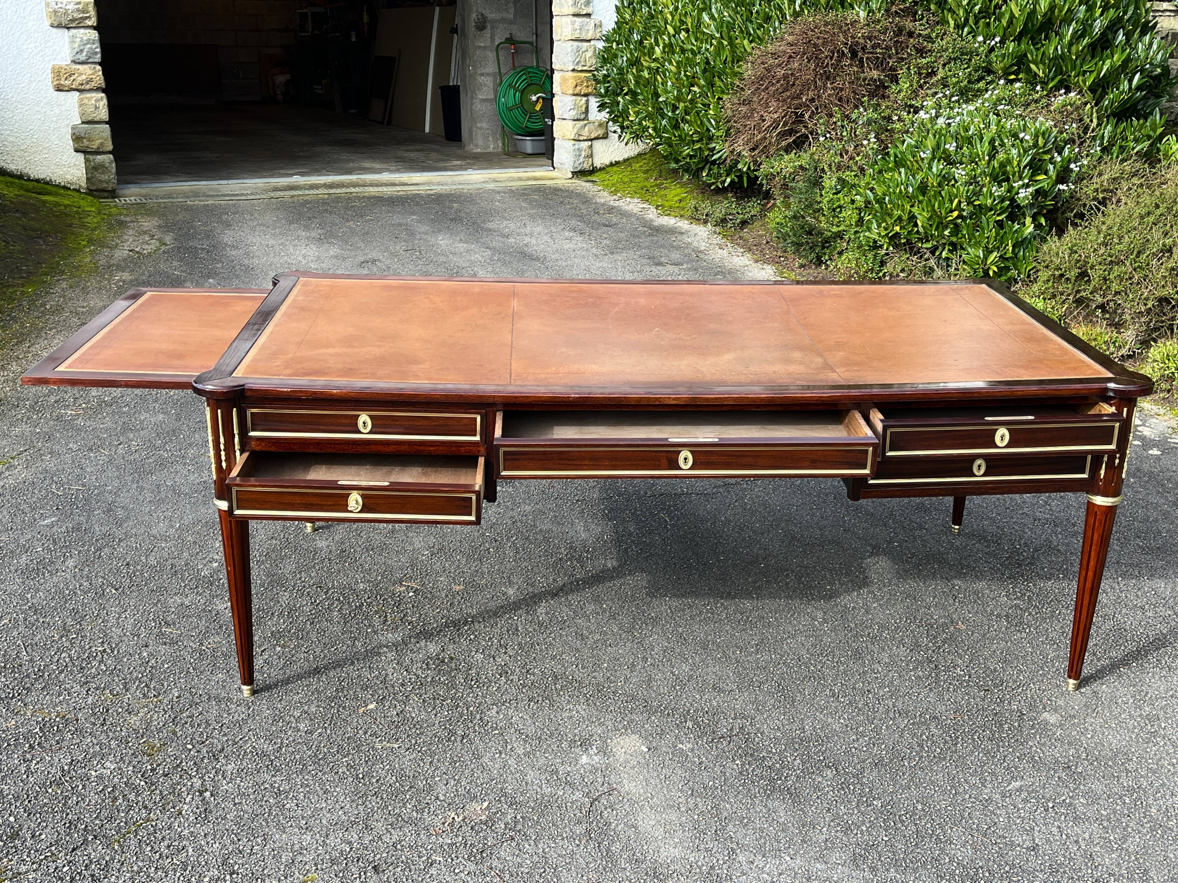 Large ministerial desk in Louis XVI style