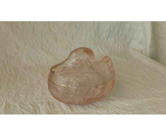 CANDY OR BUTTER MAKER IN PINK MOLDED GLASS IN THE SHAPE OF A DUCK