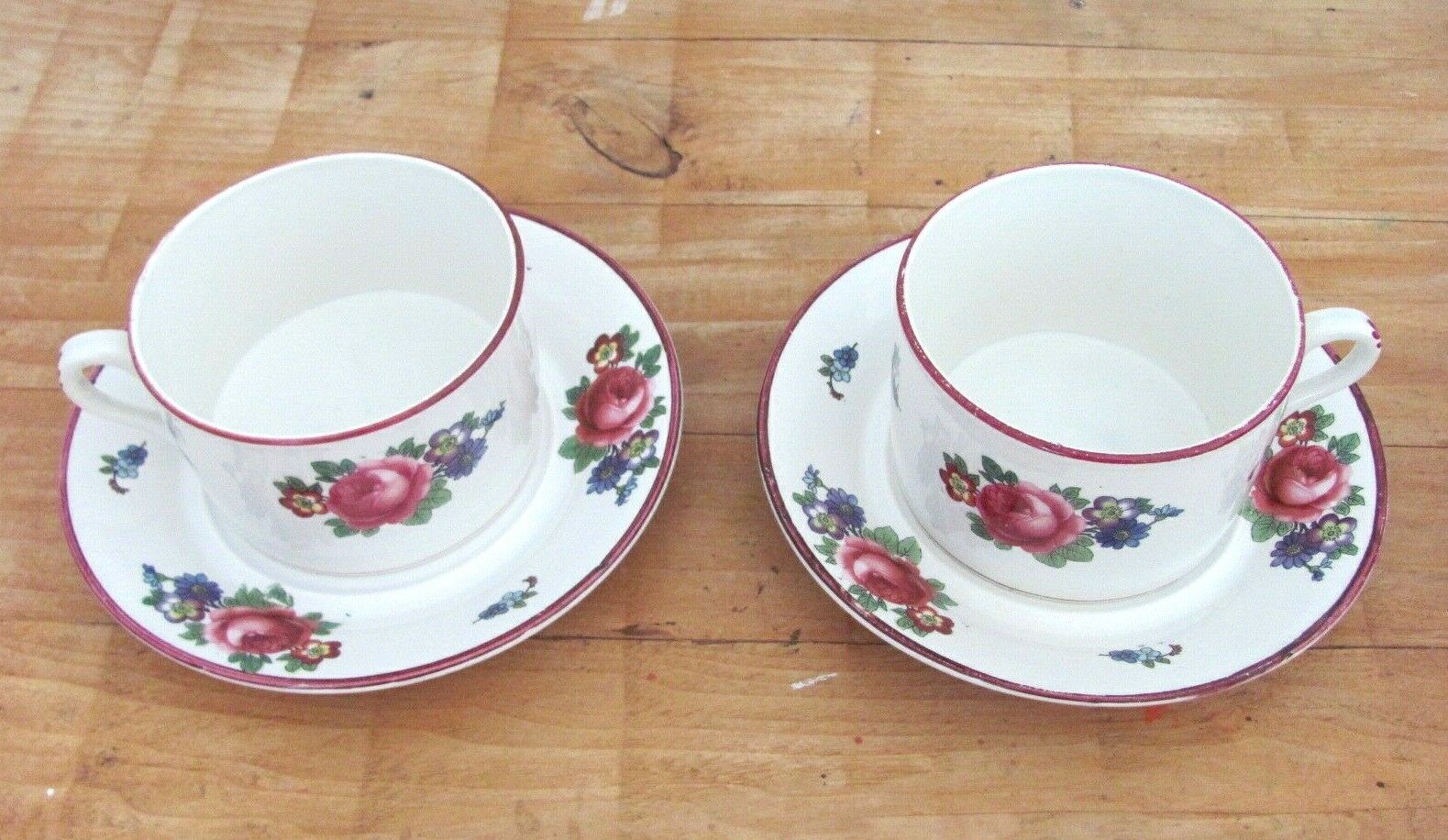 Pair of cups and under cups decorated with roses - Head to head - lunch