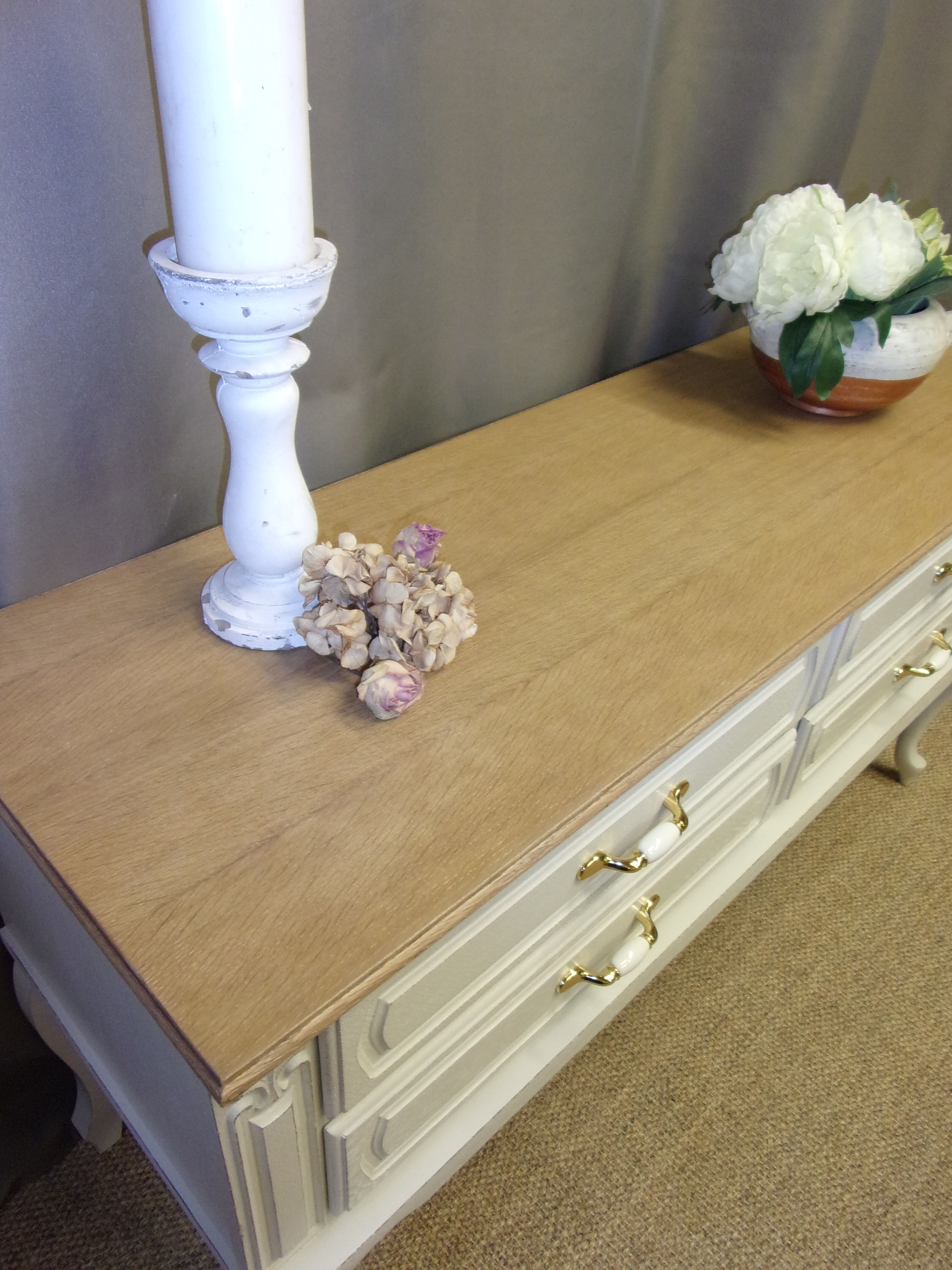 Commode basse meuble TV rangements relooké gris claire et bois naturel