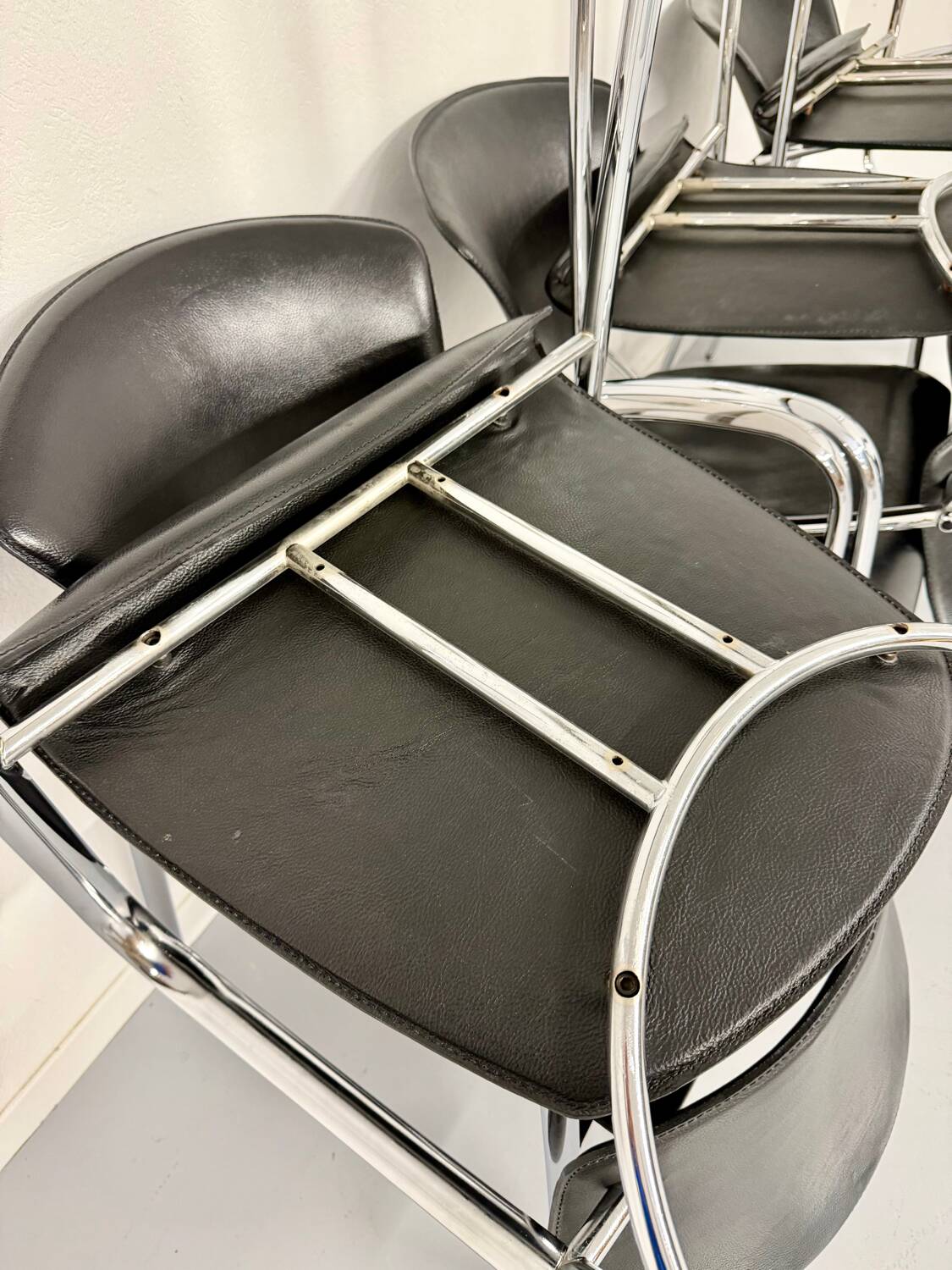 6 black leather and chrome metal chairs Brayton International vintage sa