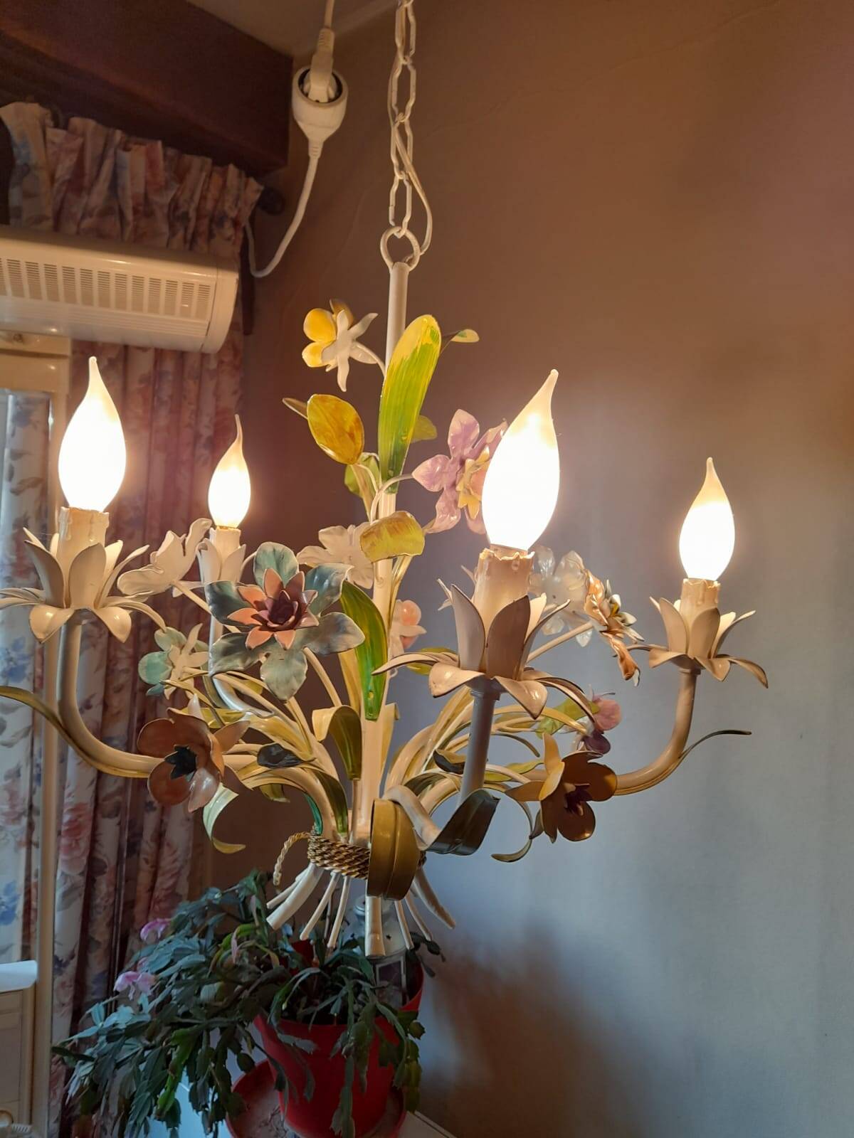 Lustre en Toleware à motifs floraux, Italie années 1960