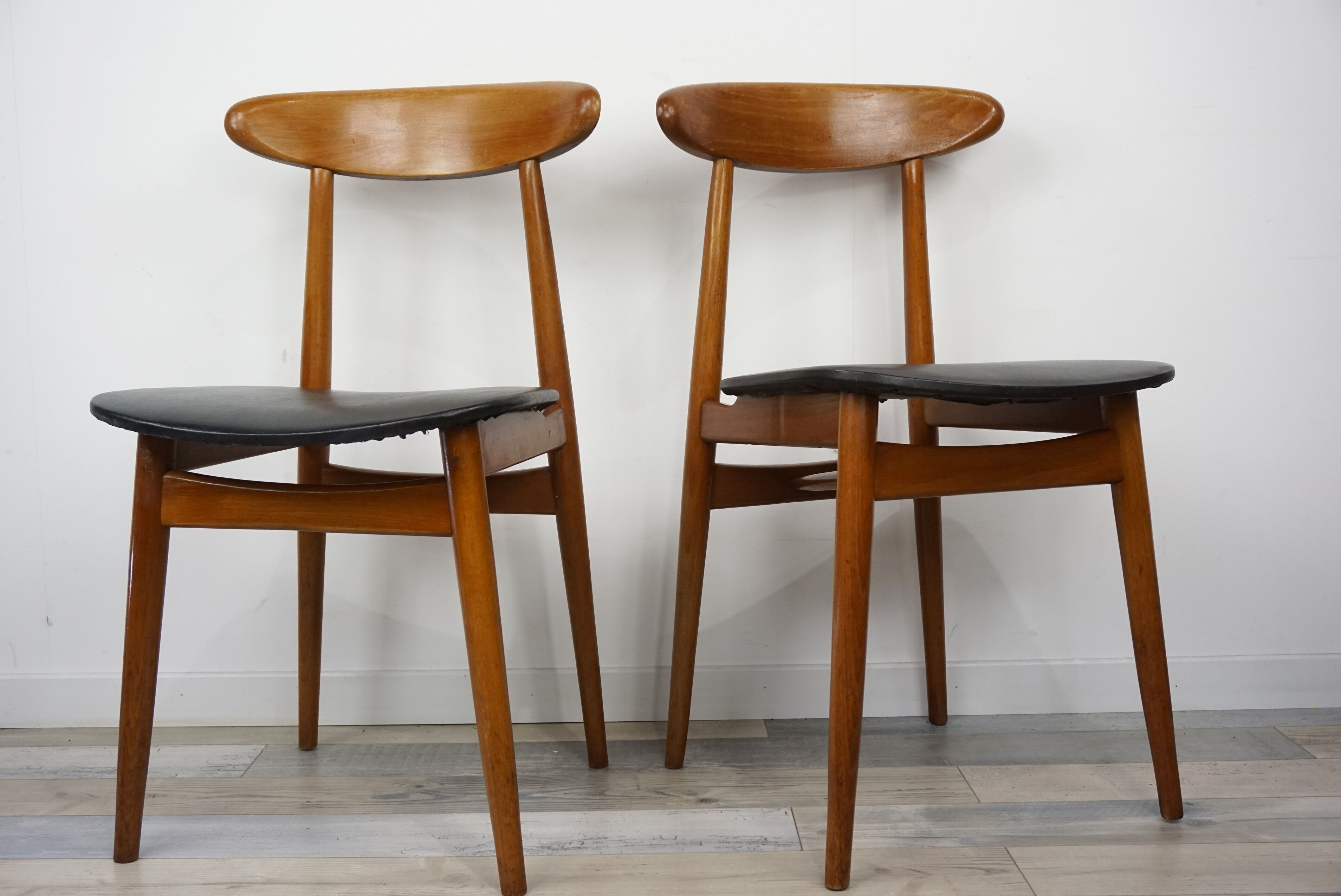 Set of 4 chairs 60s in teak and black leatherette